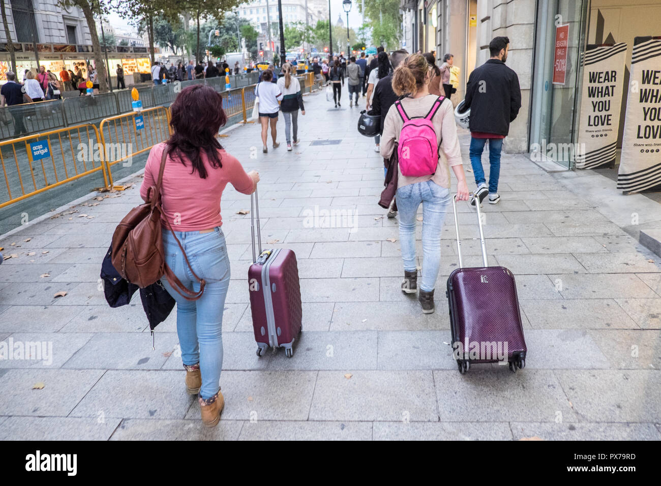 Klein, Handgepäck, Gepäck, Handgepäck, holdalls, Rädern, durchgeführt, zog, in der Nähe der, Placa Catalunya, in der Mitte von Barcelona, Katalonien, Katalonien, Spanien, Stockfoto