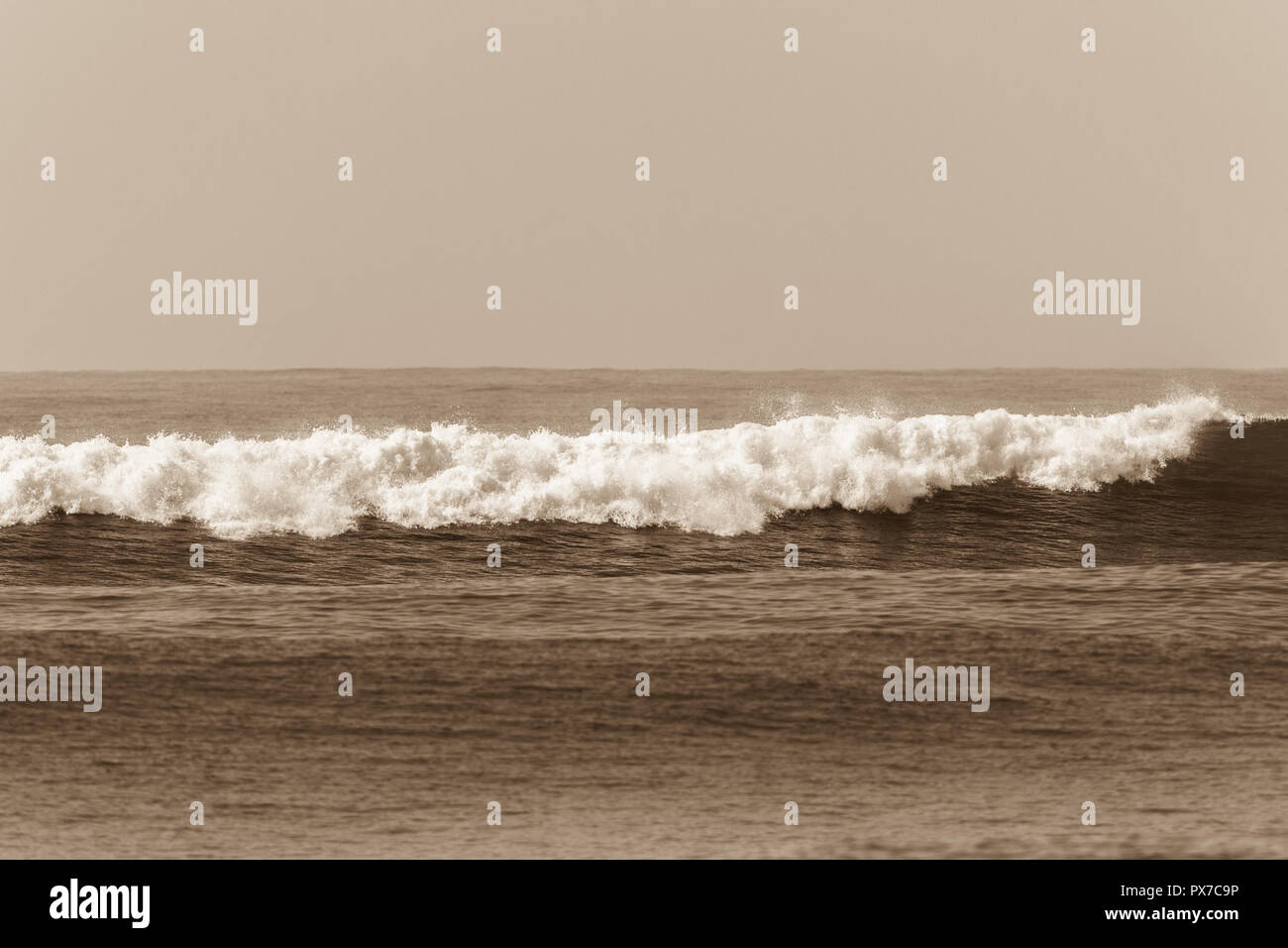 Ozean sepia Swells rolling wave Absturz weißer Schaum Wasser in Richtung Strand Stockfoto