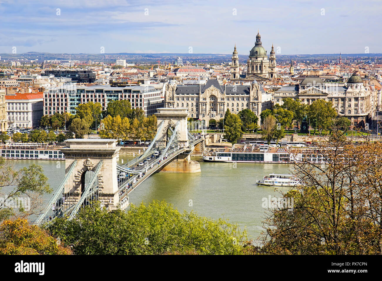 Chain Bridge oder Szechenyi Brücke über die Donau in Budapest, Ungarn, mit alten Gebäuden und Kuppel der St.-Stephans-Basilika oder Szent Istvan Bazili Stockfoto