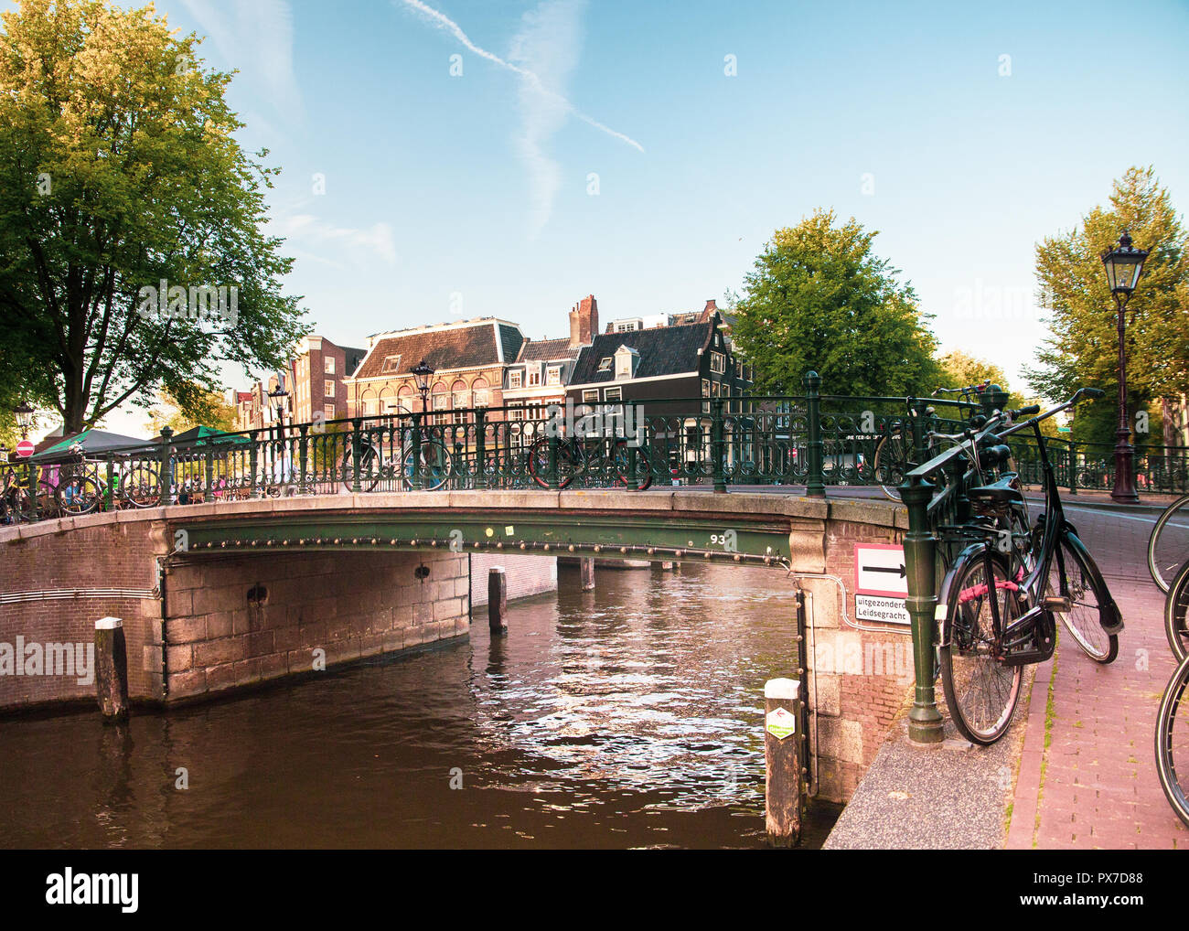 AMSTERDAM, Niederlande - 1 September, 2018: die schöne Aussicht auf die Stadt Amsterdam an der Kanalbrücke und Architektur im Blick Stockfoto