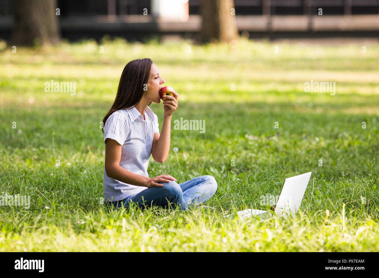 Schöne Geschäftsfrau ist köstlich und Ruhen von der Arbeit im Park. Stockfoto