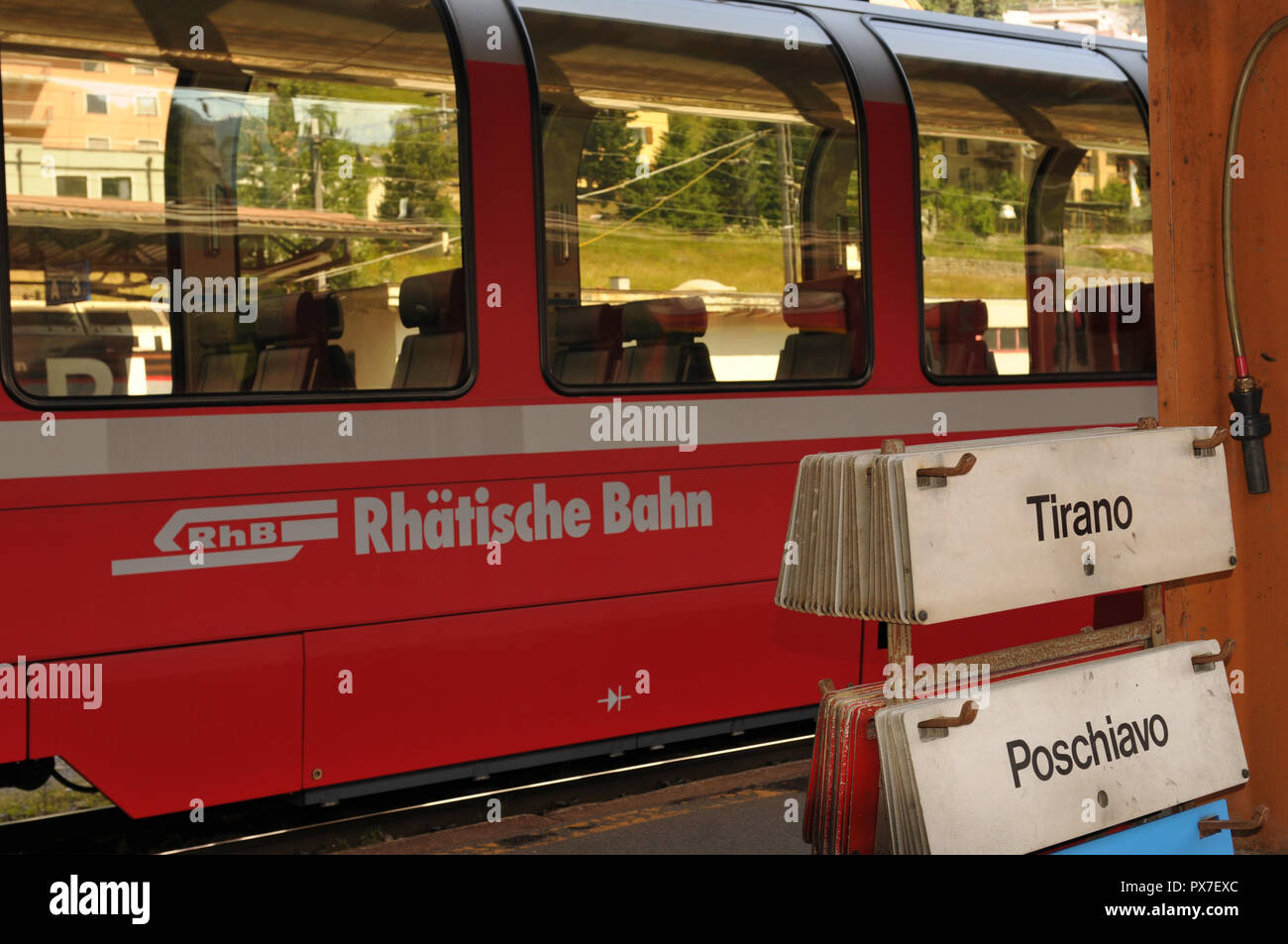 Den Bahnhof in Samedan im Oberengadin, wo Sie nach St. Moritz oder nach Tirano in Italien reisen können Stockfoto