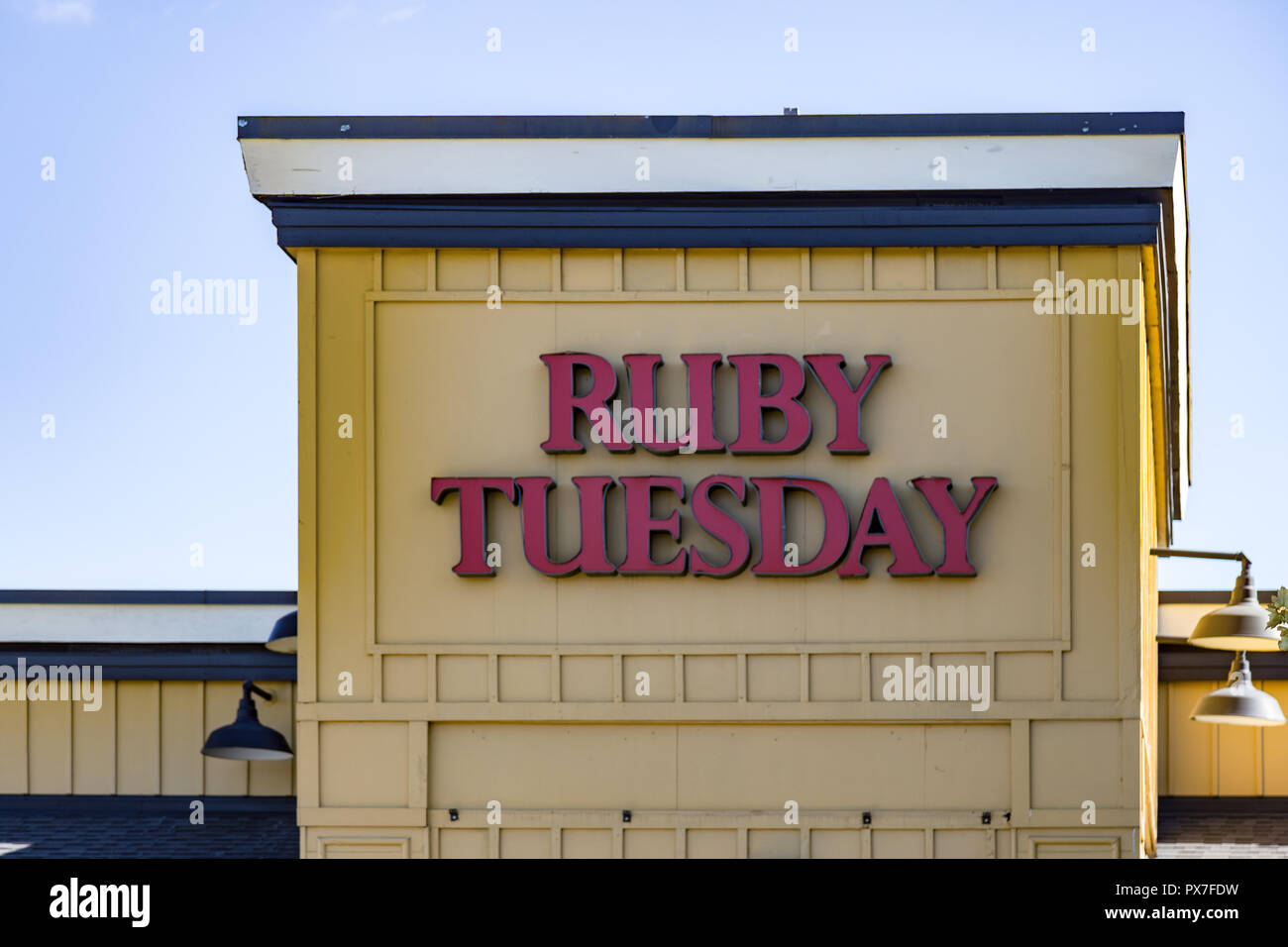 Lancaster, PA, USA - 18. Oktober 2018: Ruby Tuesday ist ein multinationales Essen Service Retailer, besitzt, betreibt, und Franchise-unternehmen Ruby Tuesday Restaurant, Bar Stockfoto