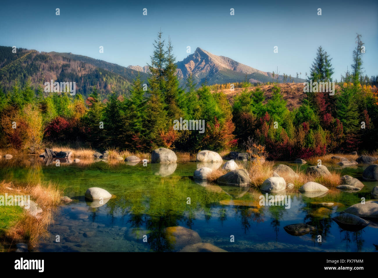 Schönen Herbst Landschaft mit Berg und See, Krivan, Hohe Tatra, Slowakei, Europa Stockfoto