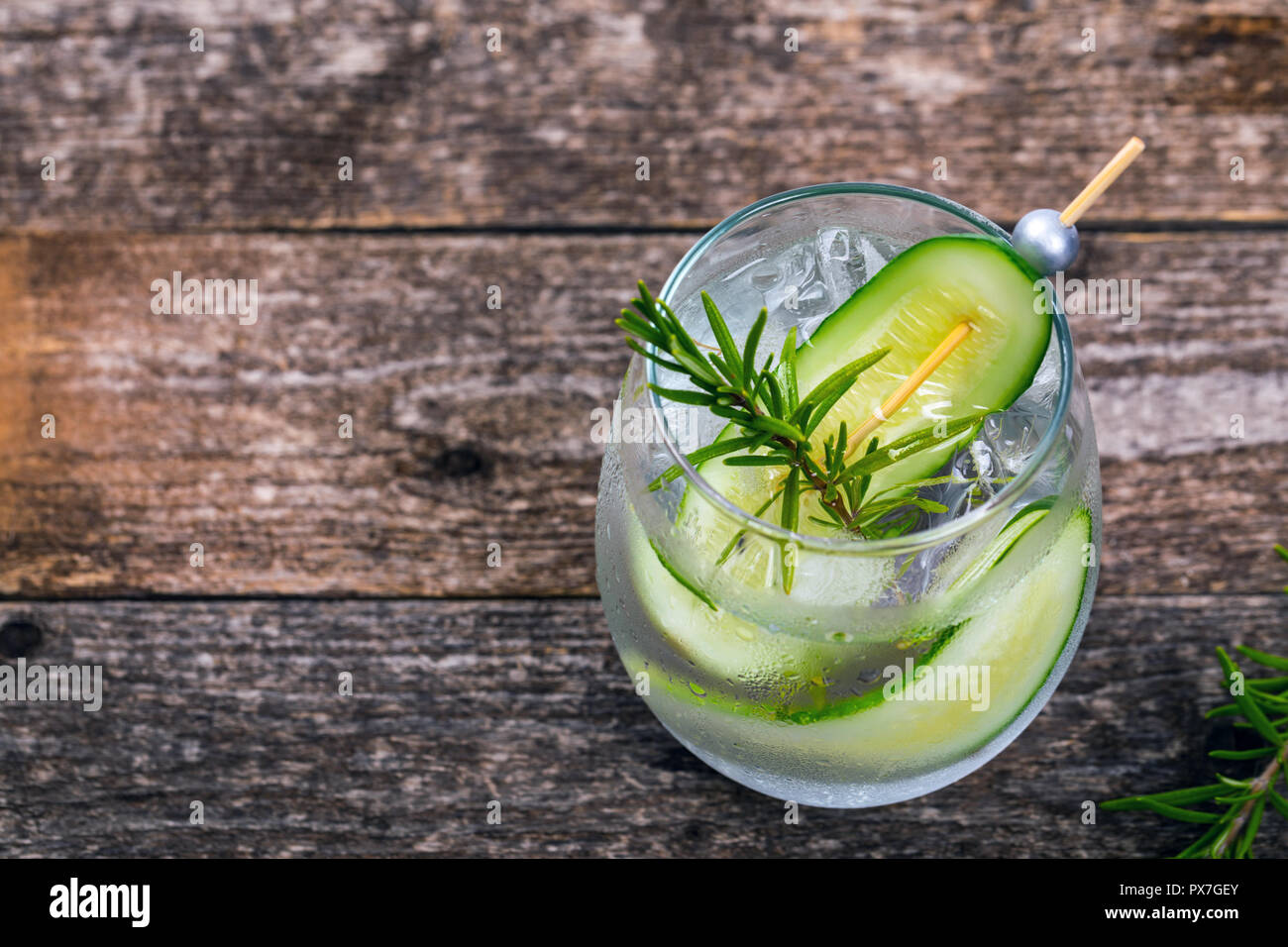 Erfrischender Cucumber Gin Cocktail. Selektiver Fokus. Stockfoto