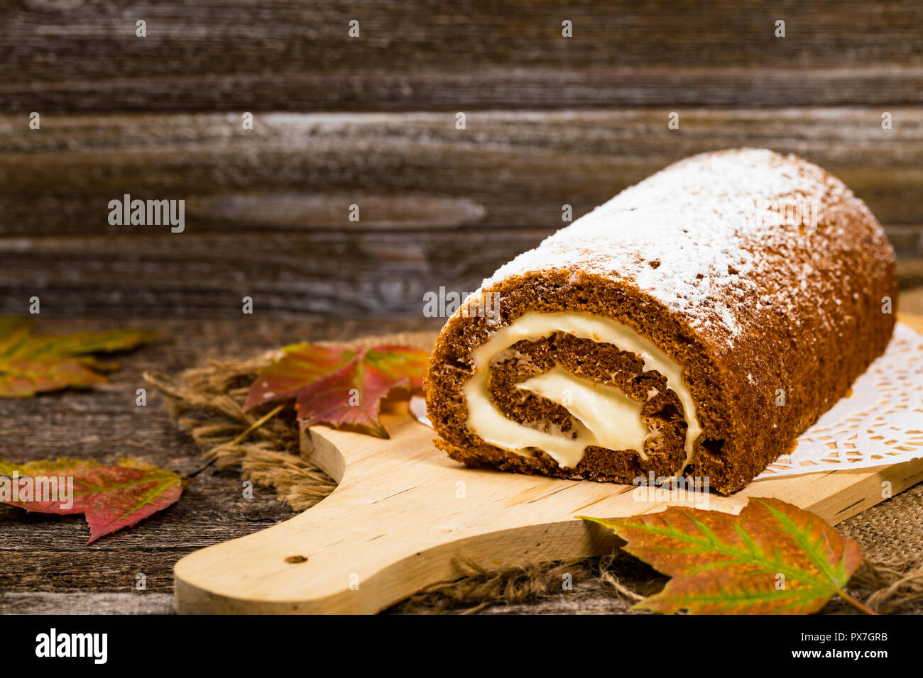 Kürbiskuchenrolle mit Frischkäse Füllung. Herbstbacken. Stockfoto