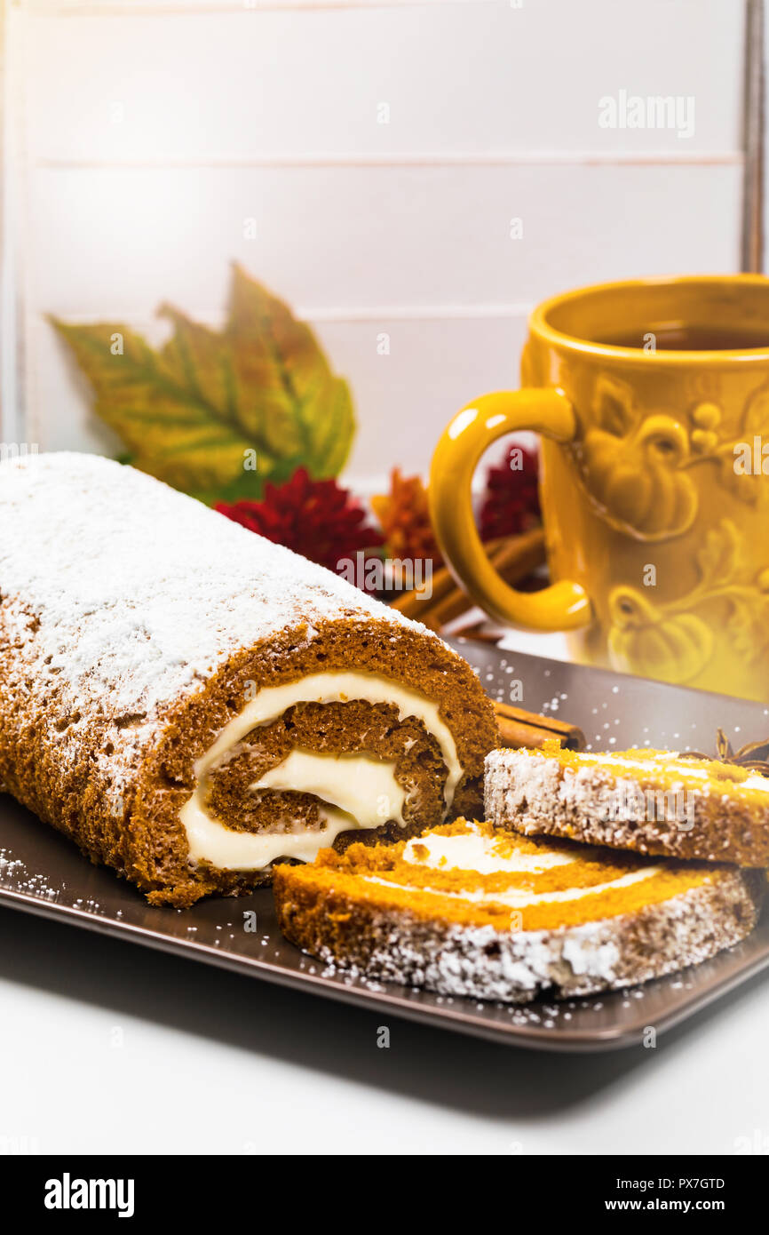 Kürbiskuchenrolle mit Frischkäse Füllung. Herbstbacken. Stockfoto