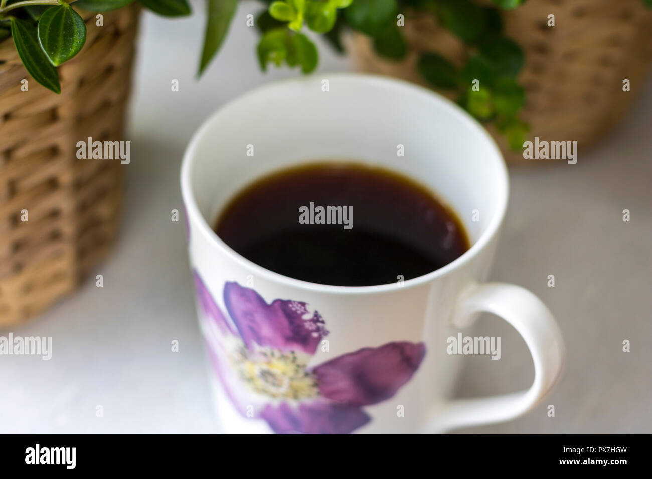 Tasse Kaffee schwarz, weiße Blumen China Schale, Pflanzen Hintergrund, flatlay Mockup, entspannende Konzept, hygge, einfaches Leben glücklich leben, Best Life, Time Out Stockfoto