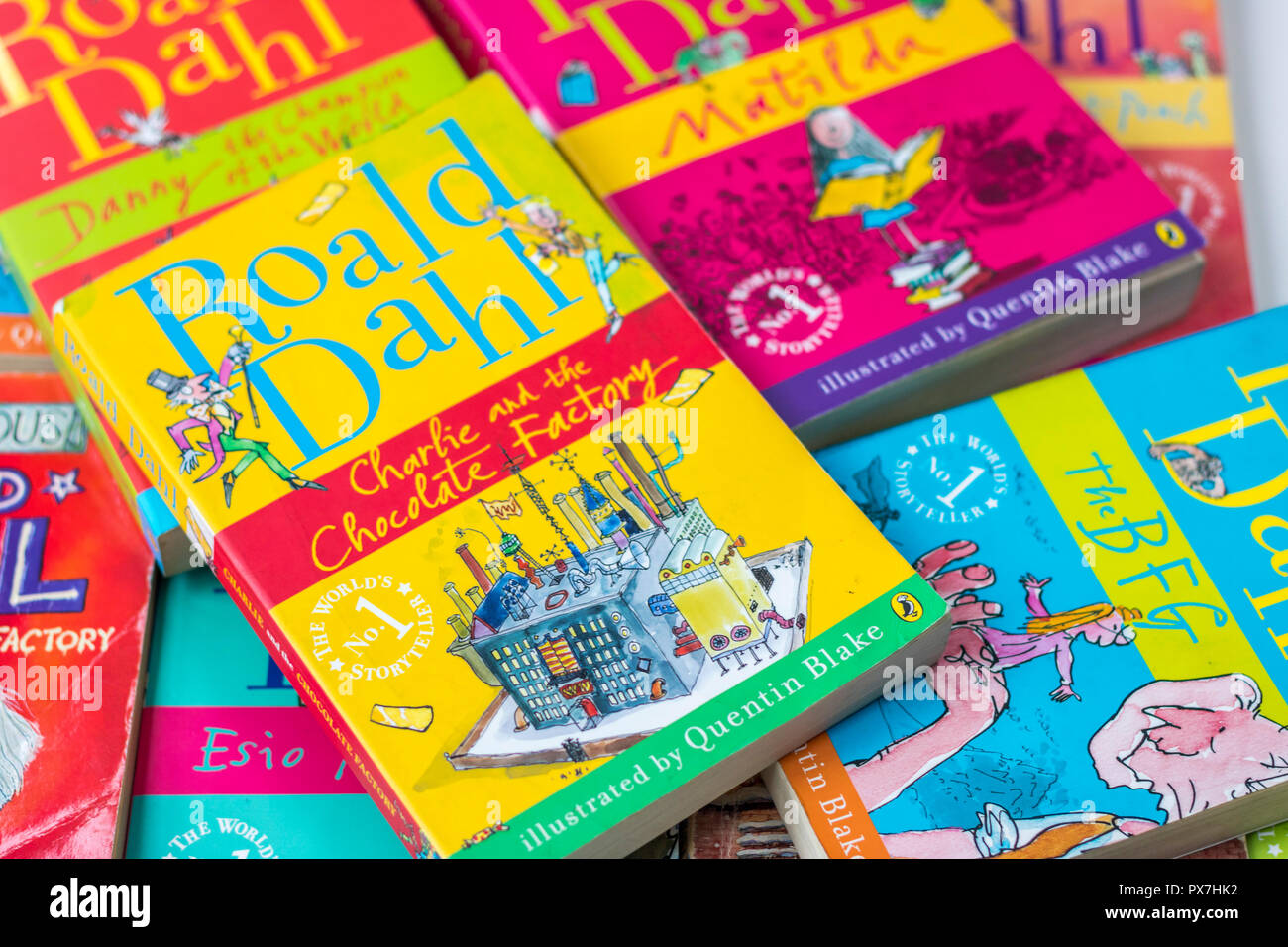 Roald Dahl Bücher stack Stapel der Bücher der Kinder, Kinder Bücher, Buch, Roald Dahl Matilda bfg Schokoladenfabrik Hexen, Kinder Lieblingsautor Klassiker Stockfoto