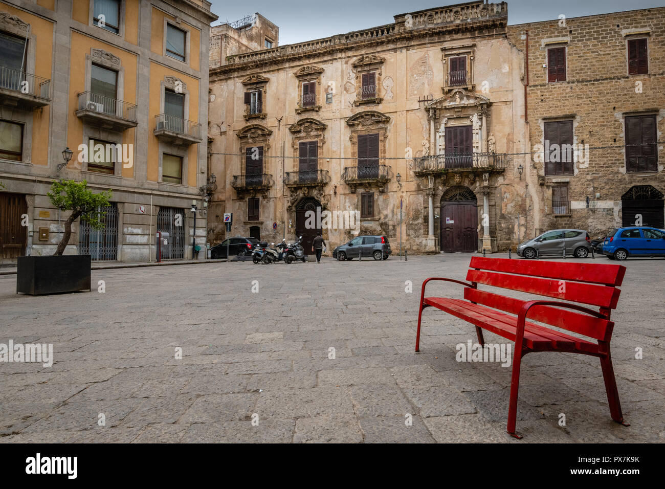 Red Bank In Piazza Bologni Palermo Sizilien Stockfoto Bild