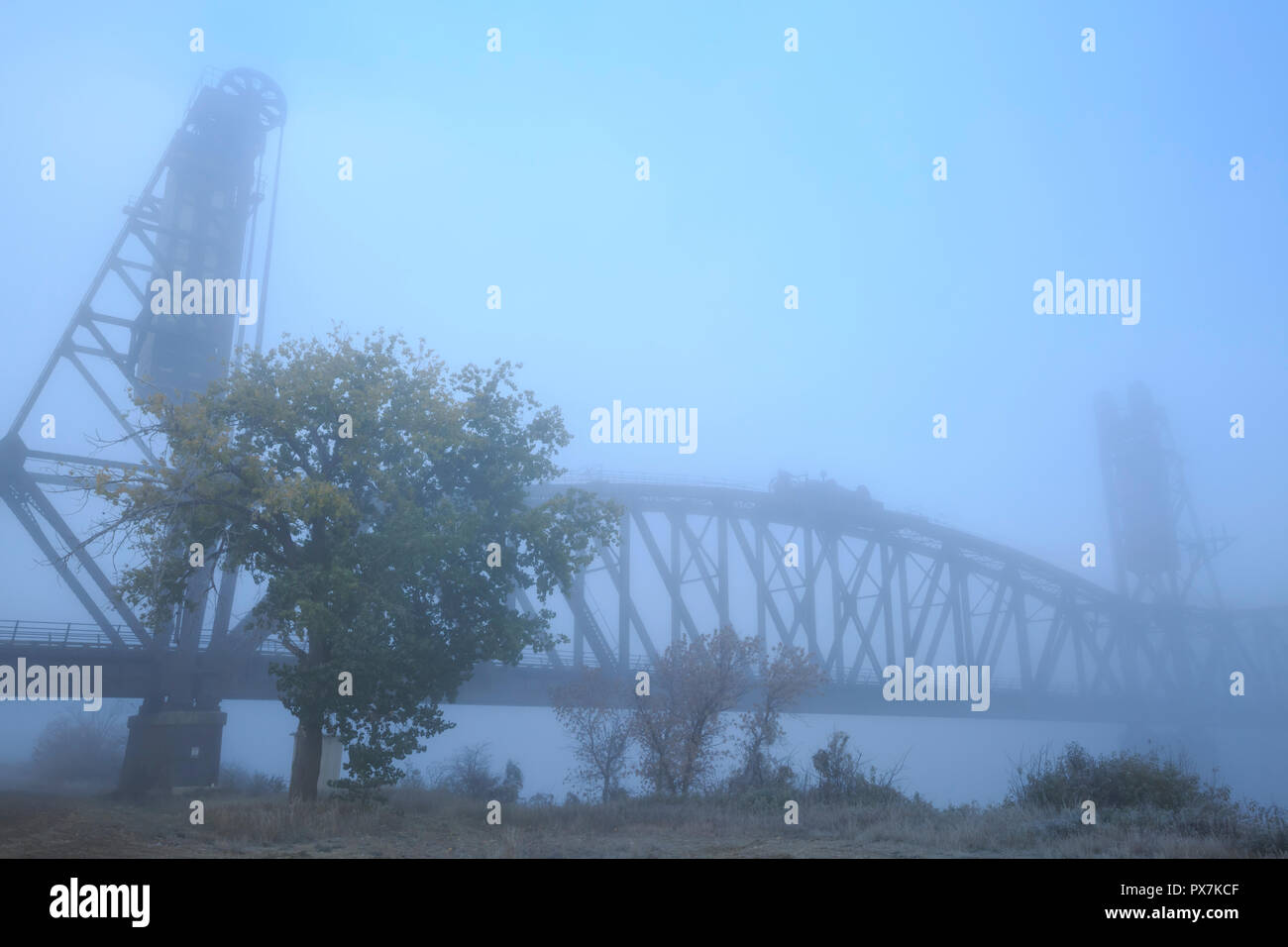 Alte snowden Eisenbahn Brücke im Nebel über den Missouri River in der Nähe von Nohly, Montana Stockfoto