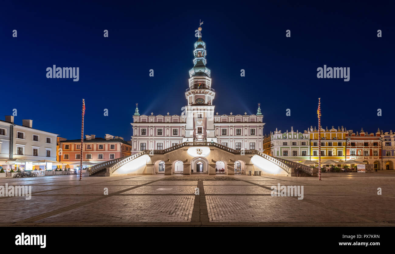 Rathaus in Zamosc, Polen - 13. August 2018. Marktplatz mit Rathaus auf der Vorderseite. Stockfoto