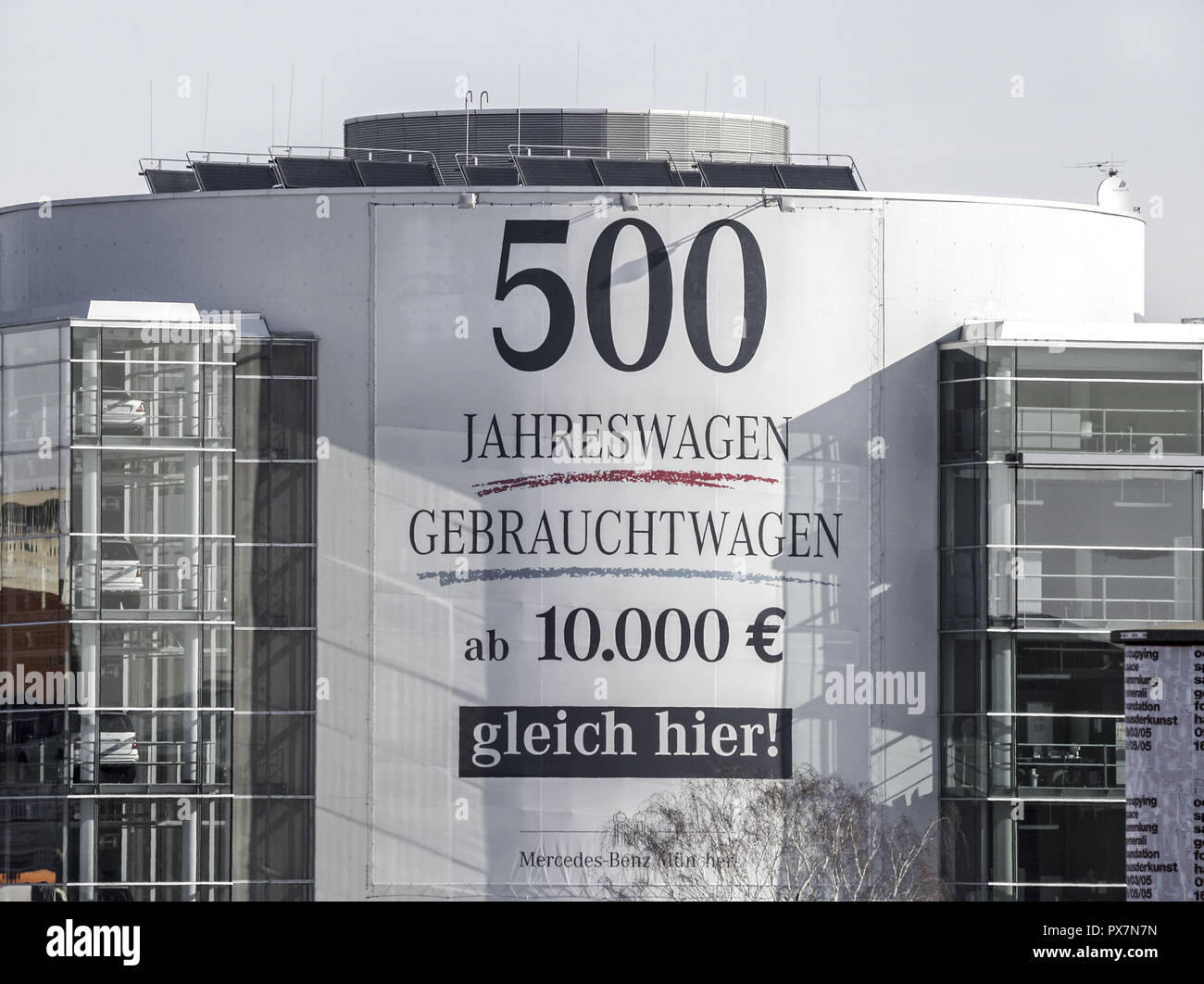 München, Mercedes Turm Werbeflächen Gebrauchtwagen, Deutschland, Bayern Stockfoto