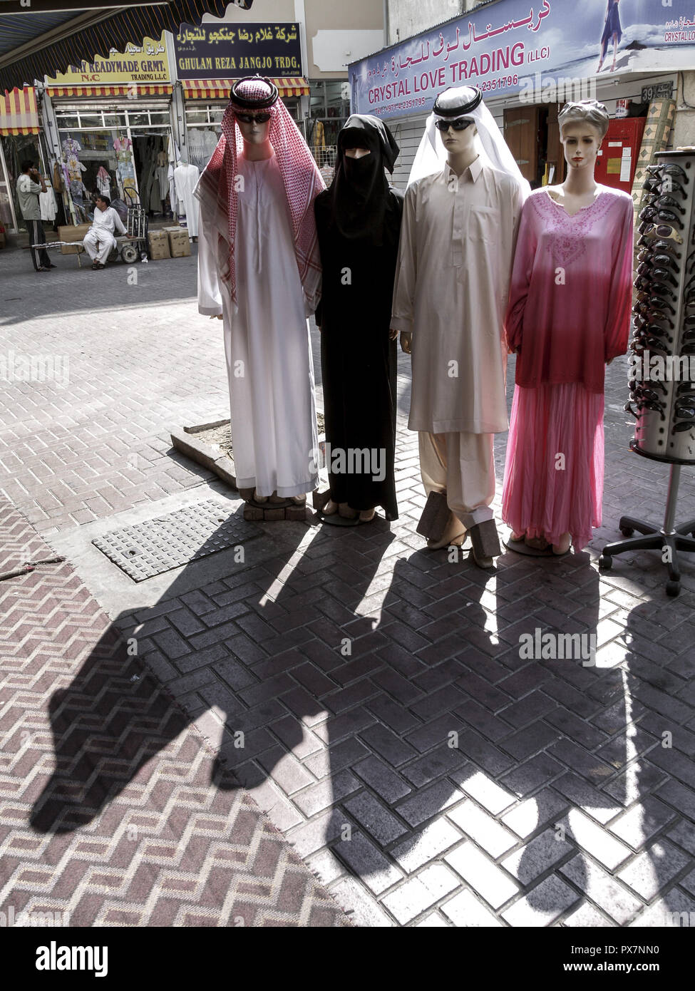 Dubai, Puppen mit Scheich Kleidung und muslimische Frauen Kleidung,  Vereinigte Arabische Emirate Stockfotografie - Alamy