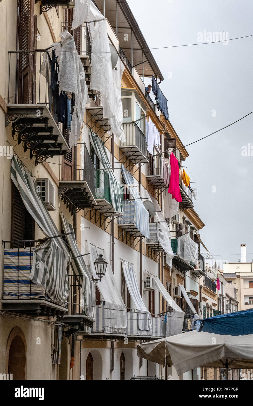 Balkonen und Fensterläden, Wohnblocks, Palermo, Sizilien Stockfoto