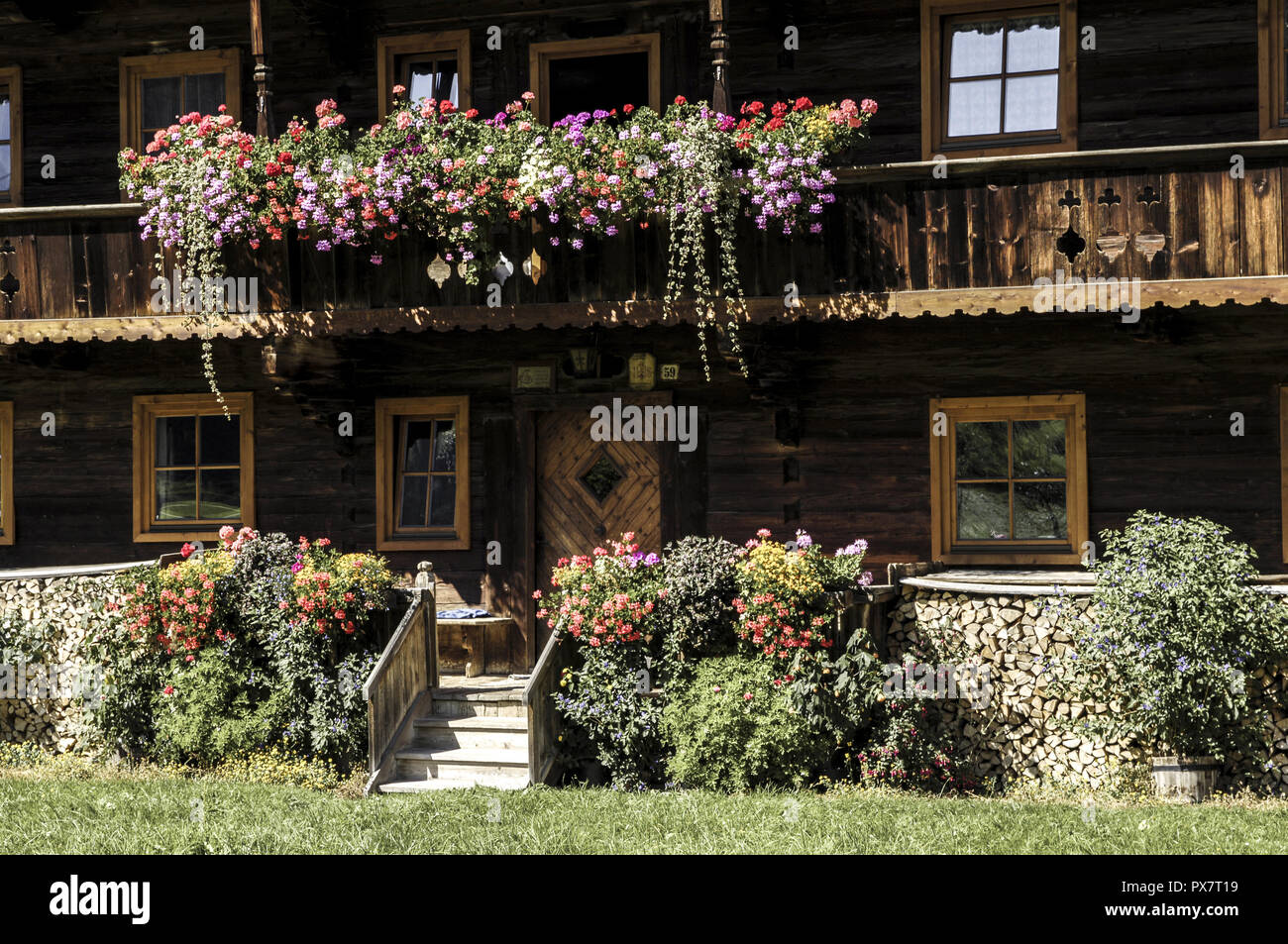 Traditionelles Bauernhaus mit Blumen auf dem Balkon, Österreich, Tirol,  Wildschönau Stockfotografie - Alamy