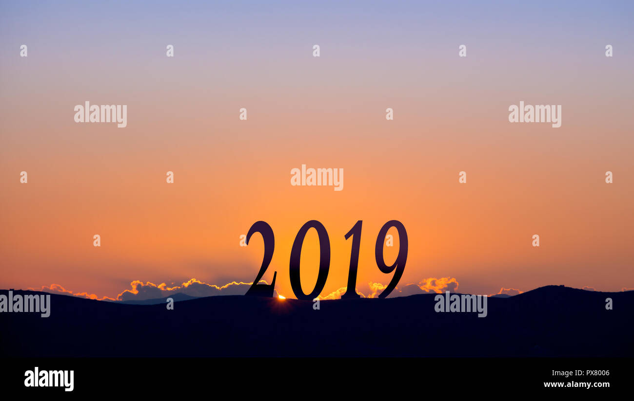 2019 Auf dunklen Bergen, mit lebendigen und schönen Sonnenaufgang als Hintergrund. Stockfoto