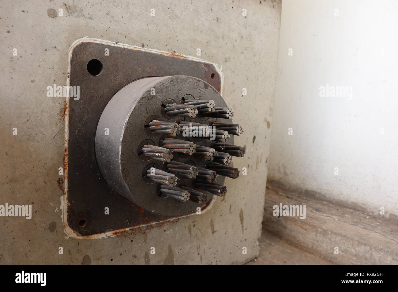 Post Spannung syetem; Stärkung (Stahlbeton) durch die Spannung, die auf das der Stäbe verstärkt nach der Beton gesetzt hat. Stockfoto