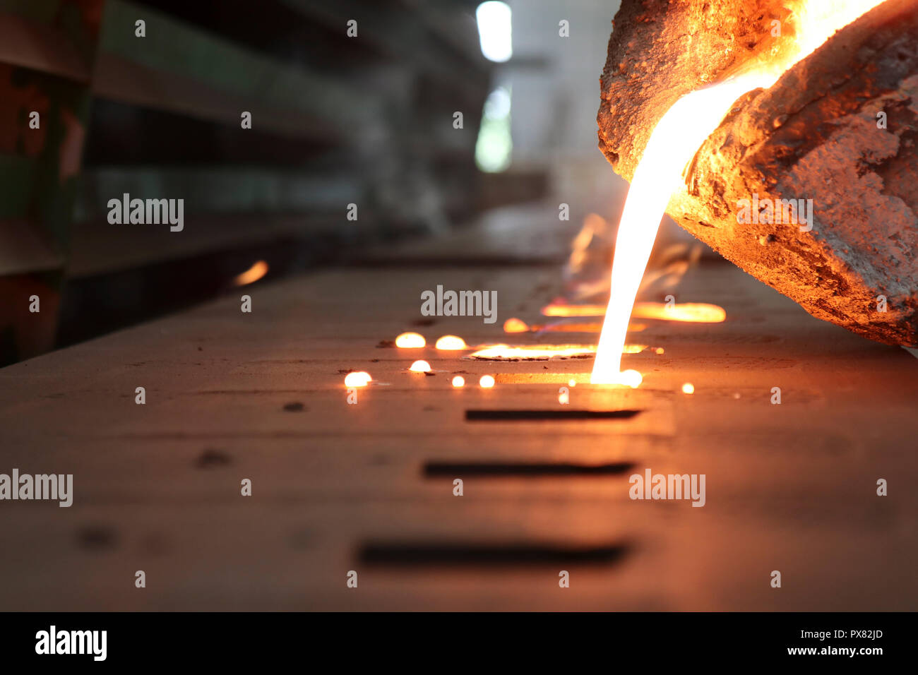 Bügeleisen Metallschmelze in Sand-Schimmel gegossen; Grün sand Prozess Stockfoto