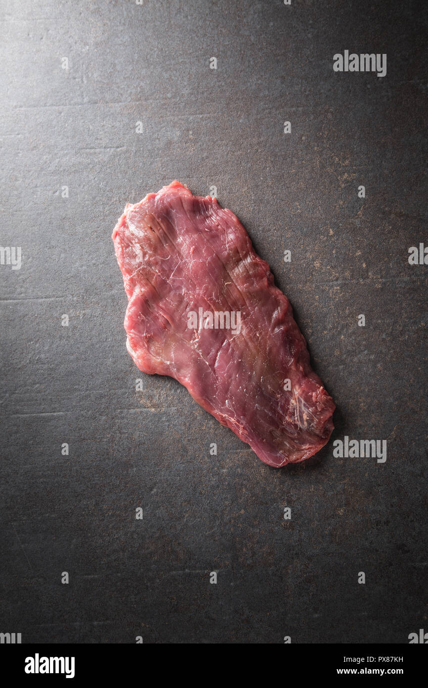 Portion rohes Rindfleisch Flank Steak auf butcher Board. Stockfoto