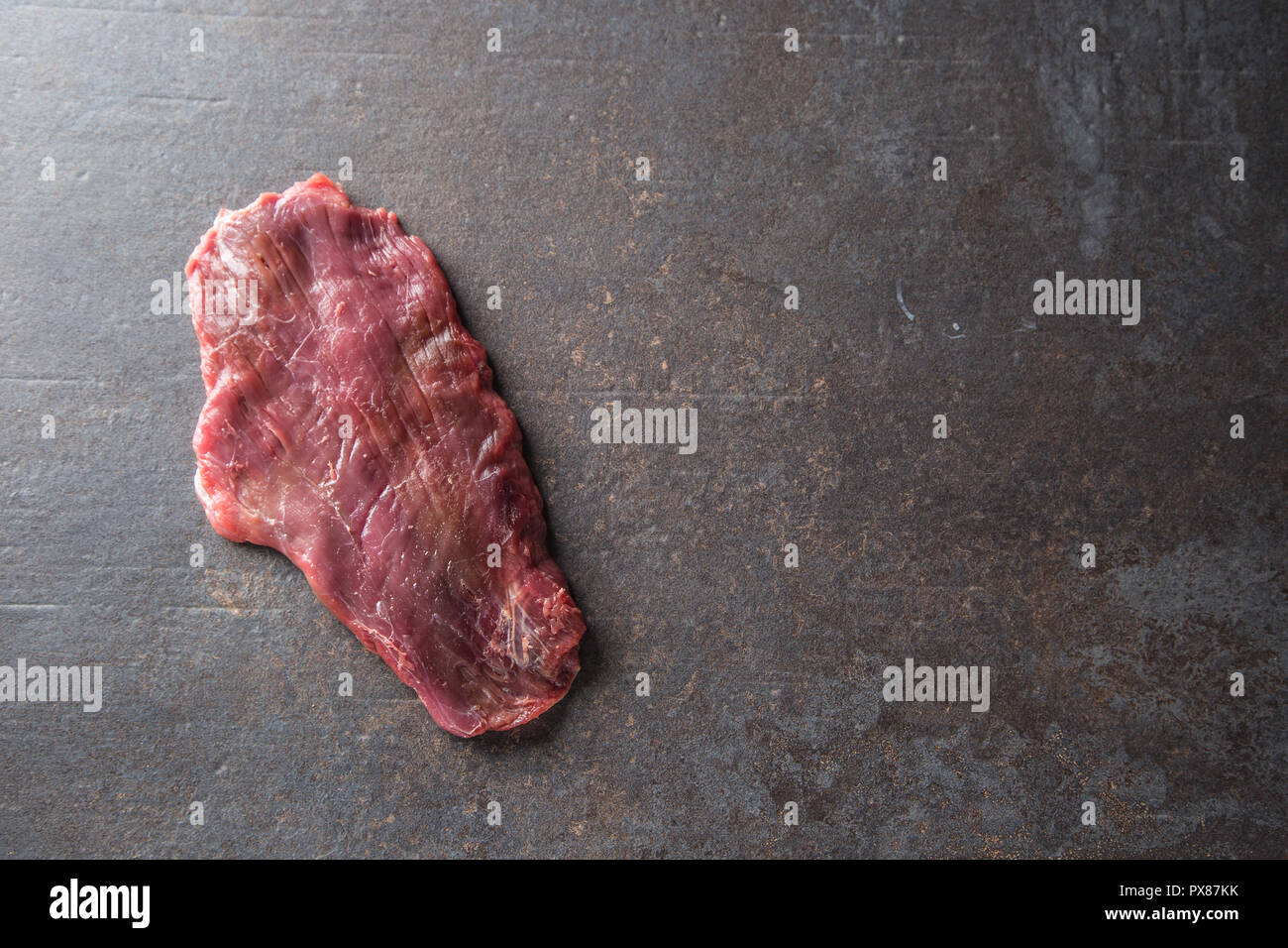 Portion rohes Rindfleisch Flank Steak auf butcher Board. Stockfoto