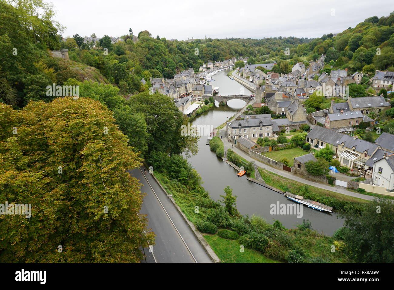 Vogelperspektive aus dem hohen alte steinerne Brücke des kleinen Hafen und Dorf von Dinan in der Bretagne, Frankreich Stockfoto