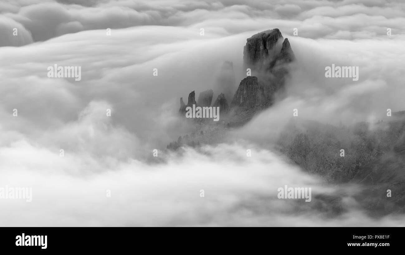 Die Cinque Torri Berggipfel, die Ampezzaner Dolomiten. Eindrucksvolle Flut von Wolken. Schwarze und weiße Berge. Veneto, der italienischen Alpen. Europa. Stockfoto
