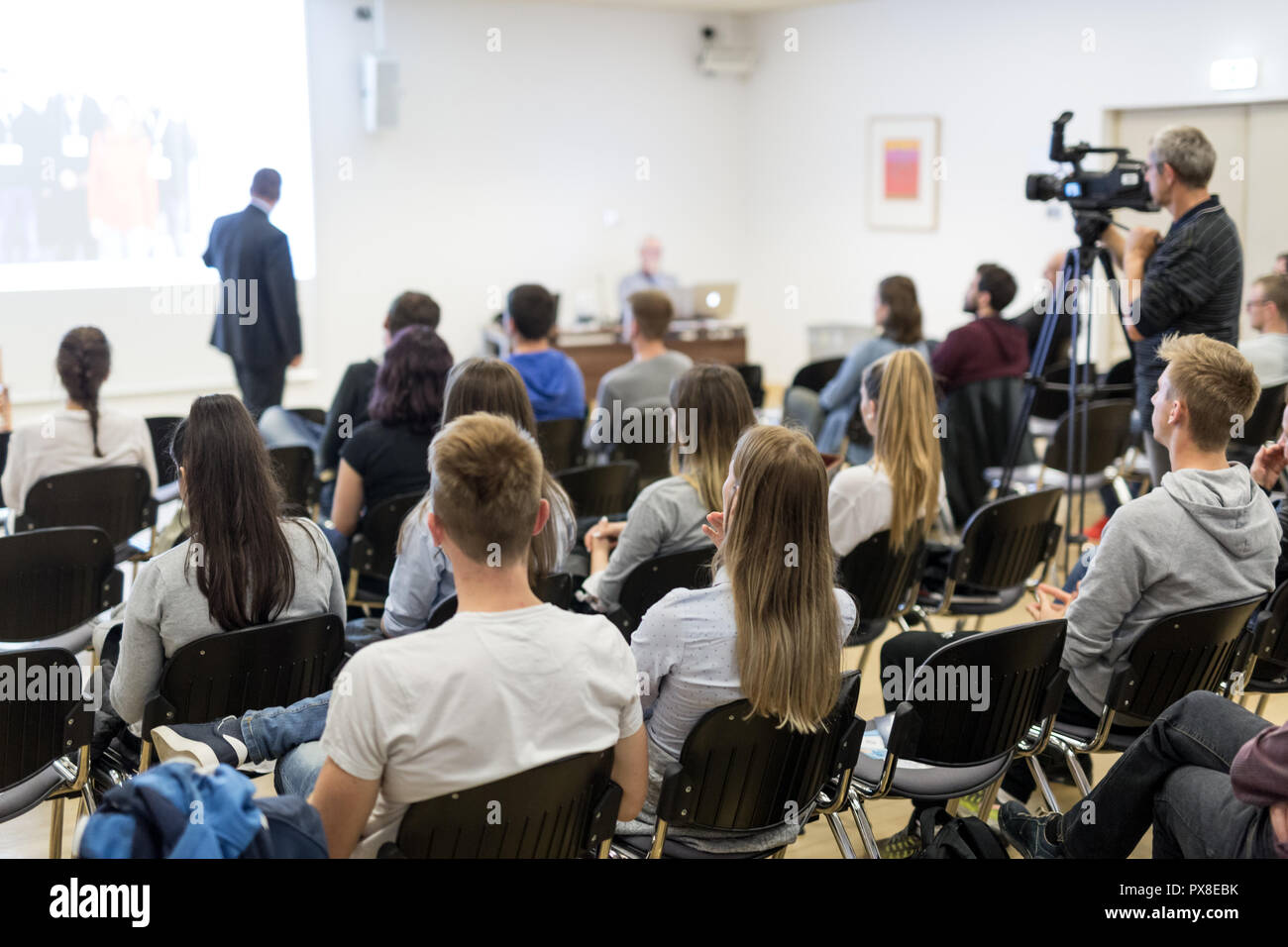 Professor in einer Vorlesung im Hörsaal. Stockfoto