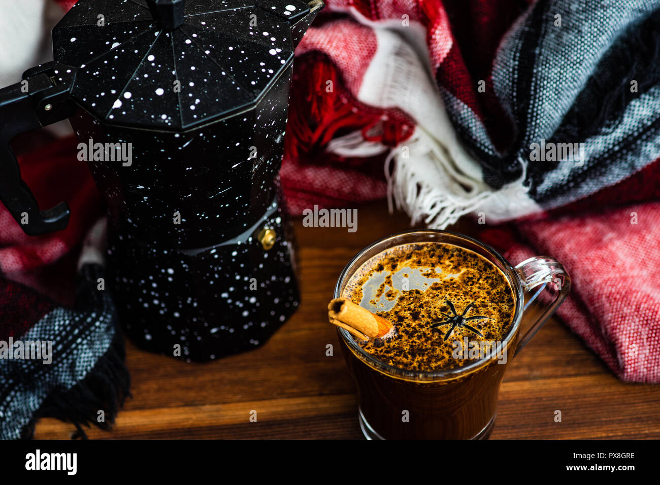 Tasse Kaffee mit Gewürzen wie Zimt und Anis Sterne auf hölzernen Hintergrund Stockfoto