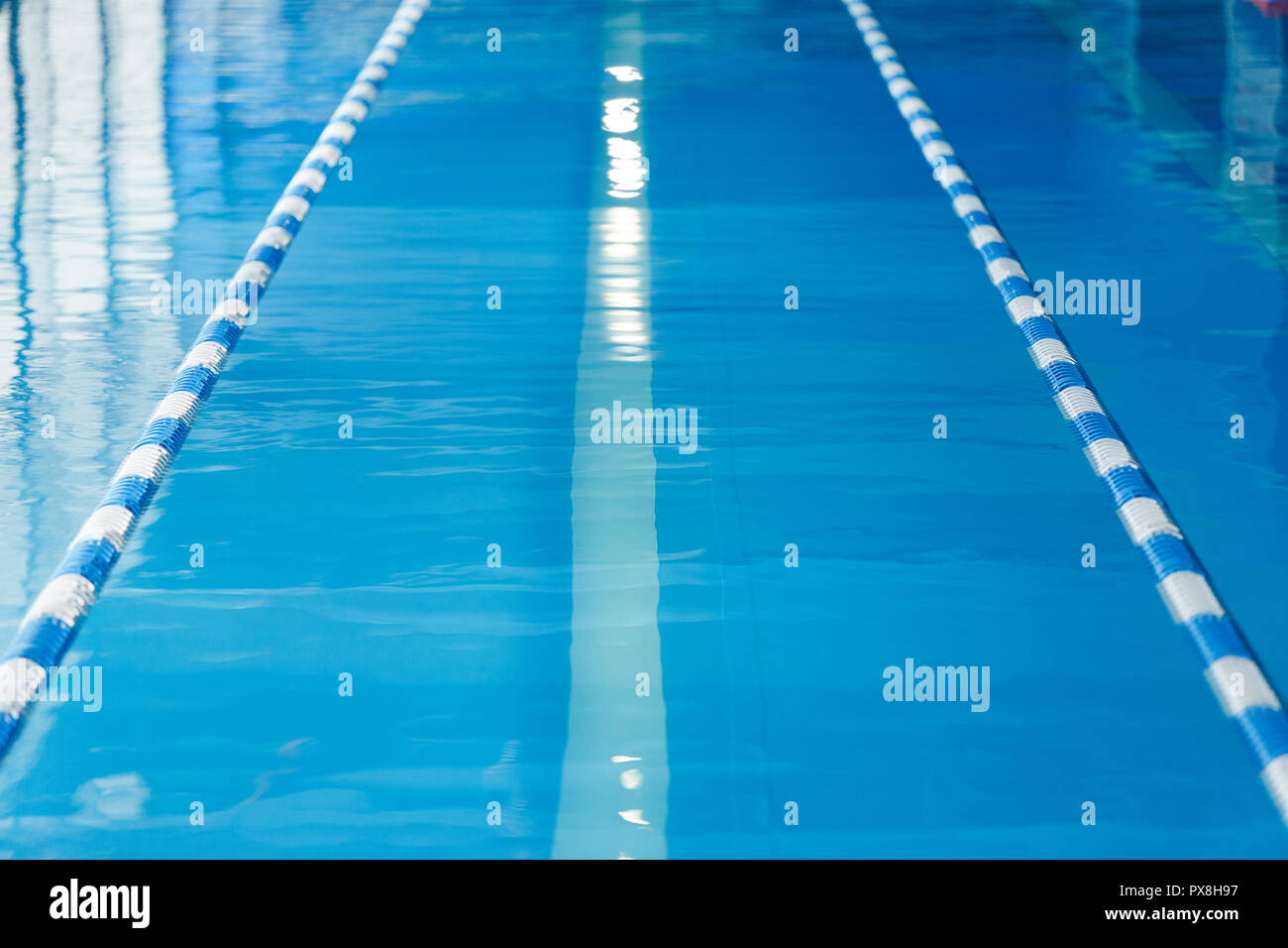 Foto oben von Schwimmbad mit blauen und weißen Teilerspitzen Stockfoto
