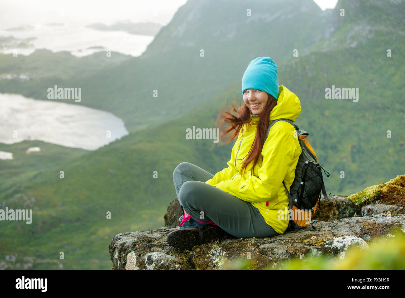 Bild von Ihnen gerne touristische Mädchen mit Rucksack saß oben auf der Berg im Hintergrund der malerischen Landschaft Stockfoto