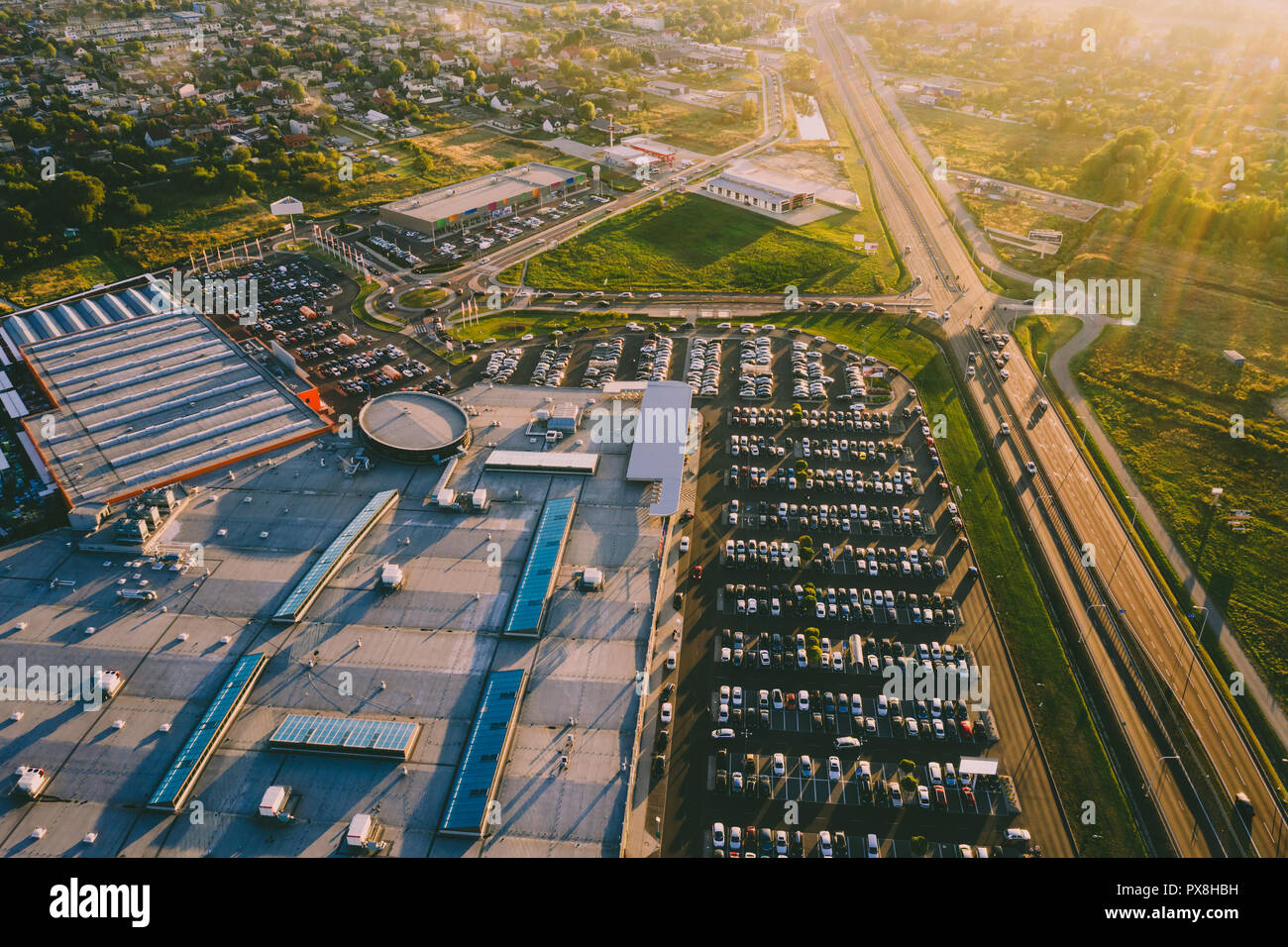Luftaufnahme der Mall und Parkplatz mit vielen Autos. Stockfoto