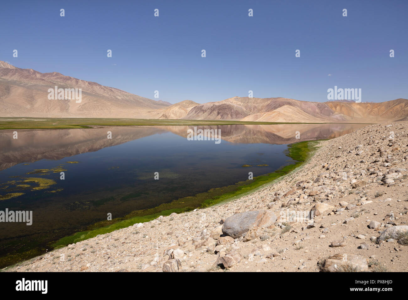 Spiegelungen der Berge im schönen Bulunkul See im oberen Gunt Tal in Pamir Pamir Highway, Gorno Badakhshan, Tadschikistan Stockfoto