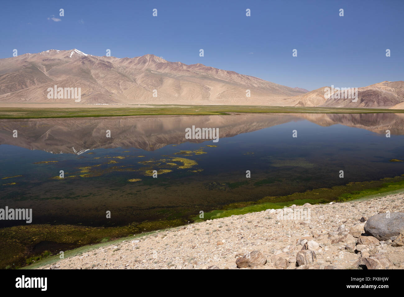 Spiegelungen der Berge im schönen Bulunkul See im oberen Gunt Tal in Pamir Pamir Highway, Gorno Badakhshan, Tadschikistan Stockfoto