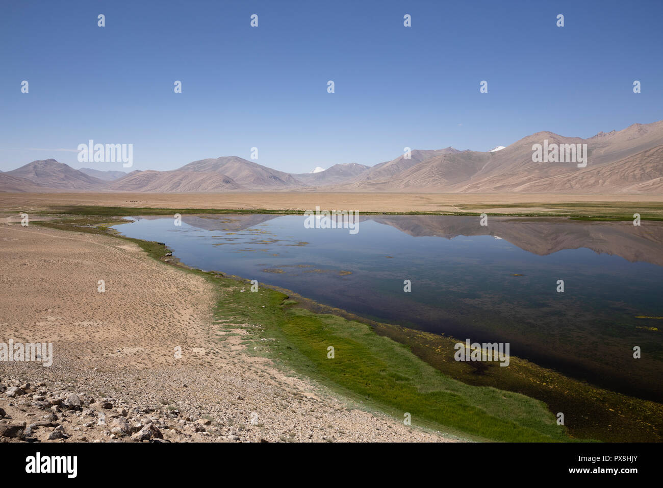 Spiegelungen der Berge im schönen Bulunkul See im oberen Gunt Tal in Pamir Pamir Highway, Gorno Badakhshan, Tadschikistan Stockfoto