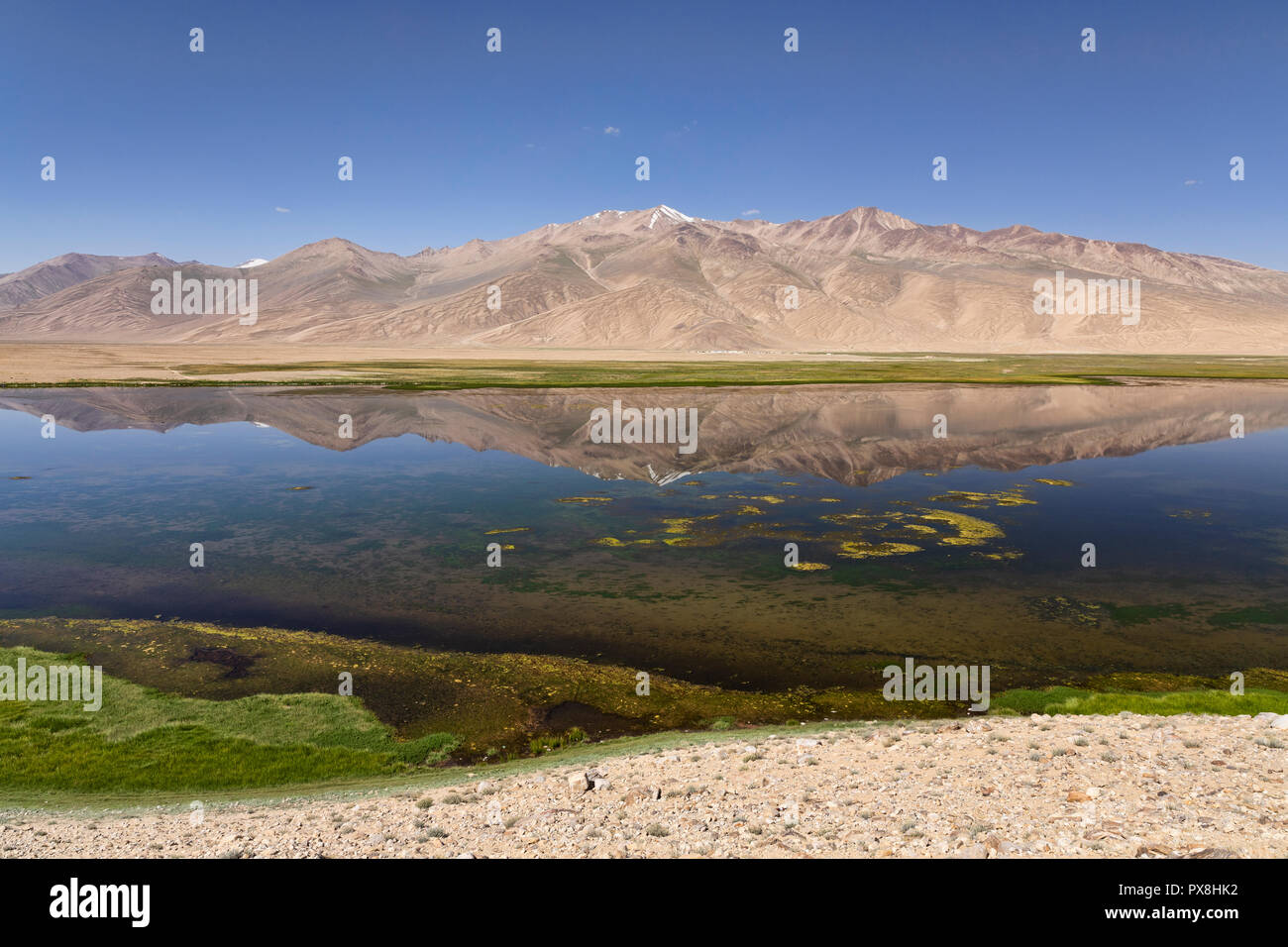 Spiegelungen der Berge im schönen Bulunkul See im oberen Gunt Tal in Pamir Pamir Highway, Gorno Badakhshan, Tadschikistan Stockfoto