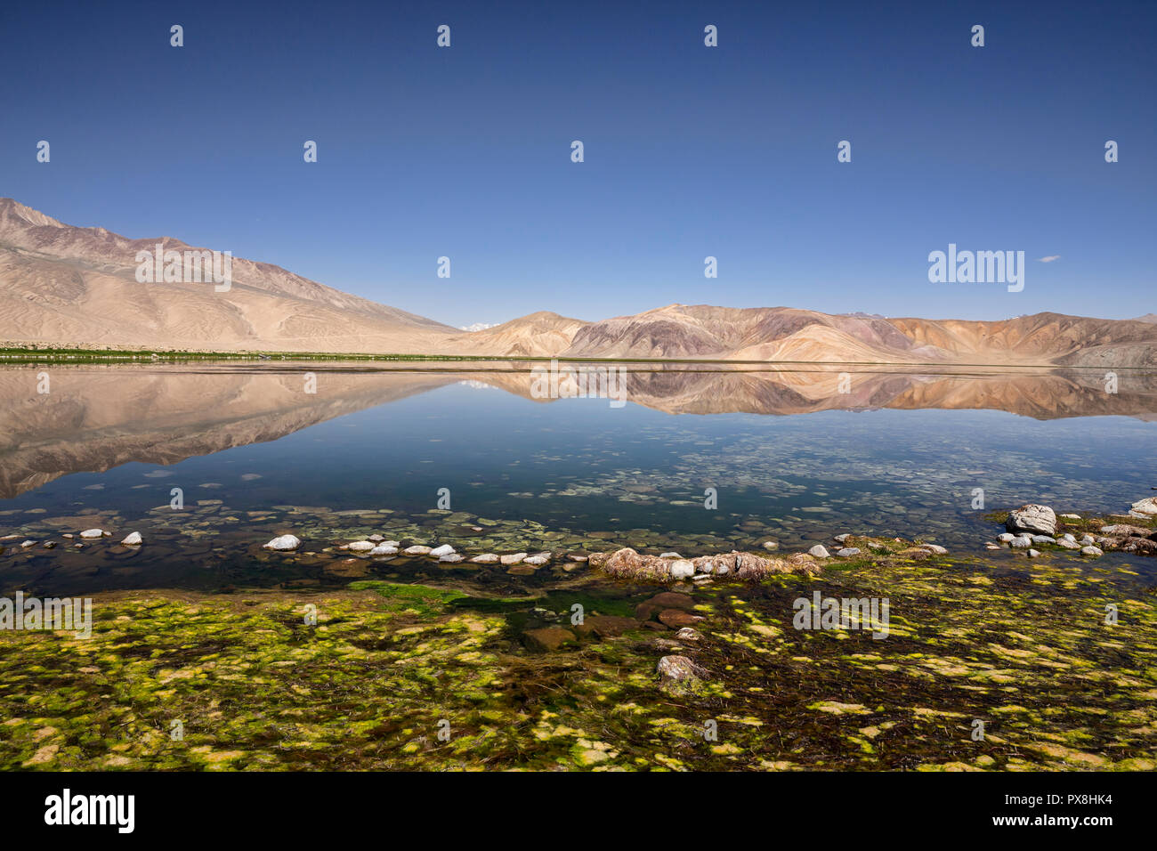 Spiegelungen der Berge im schönen Bulunkul See im oberen Gunt Tal in Pamir Pamir Highway, Gorno Badakhshan, Tadschikistan Stockfoto