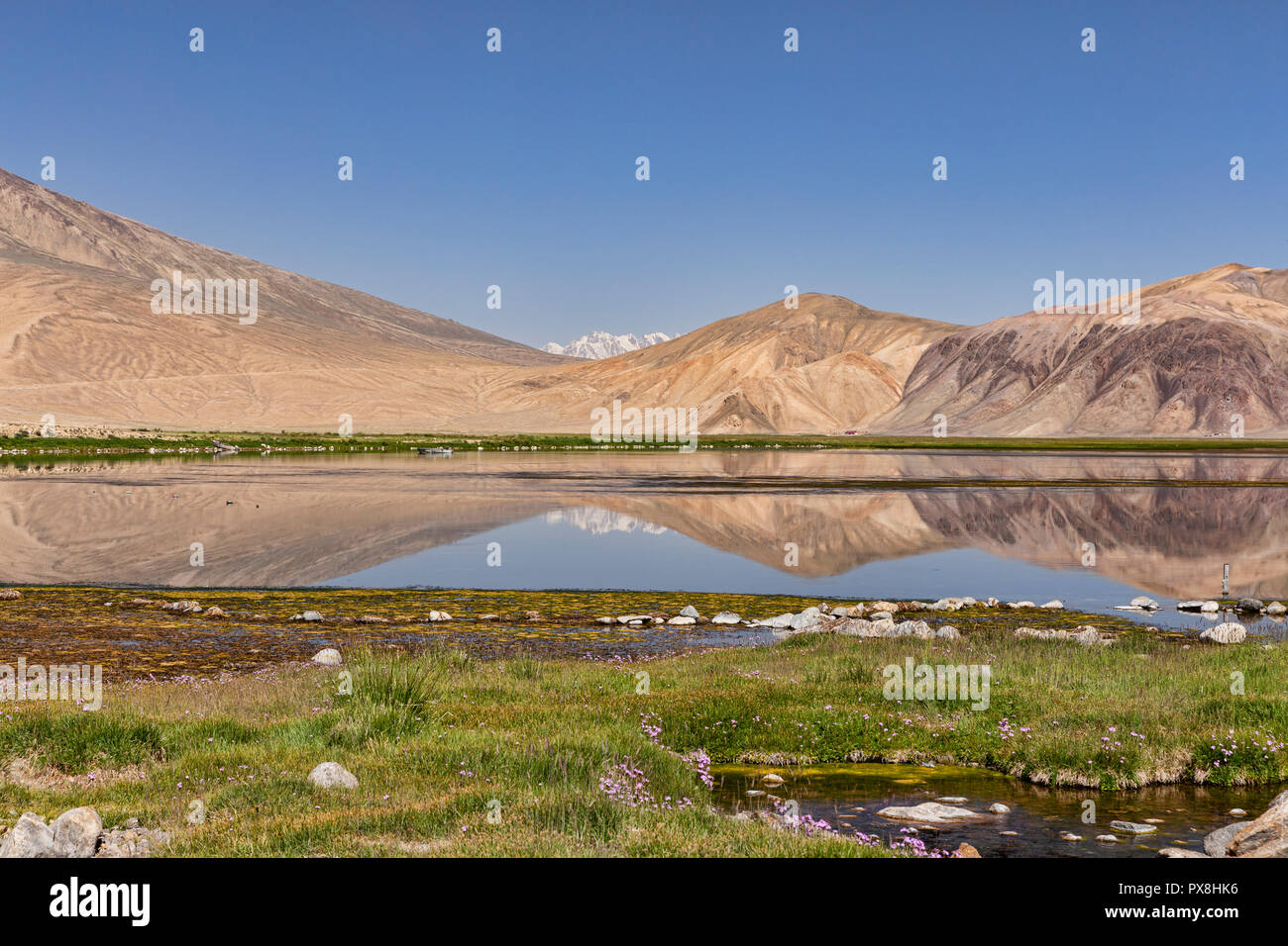 Spiegelungen der Berge im schönen Bulunkul See im oberen Gunt Tal in Pamir Pamir Highway, Gorno Badakhshan, Tadschikistan Stockfoto