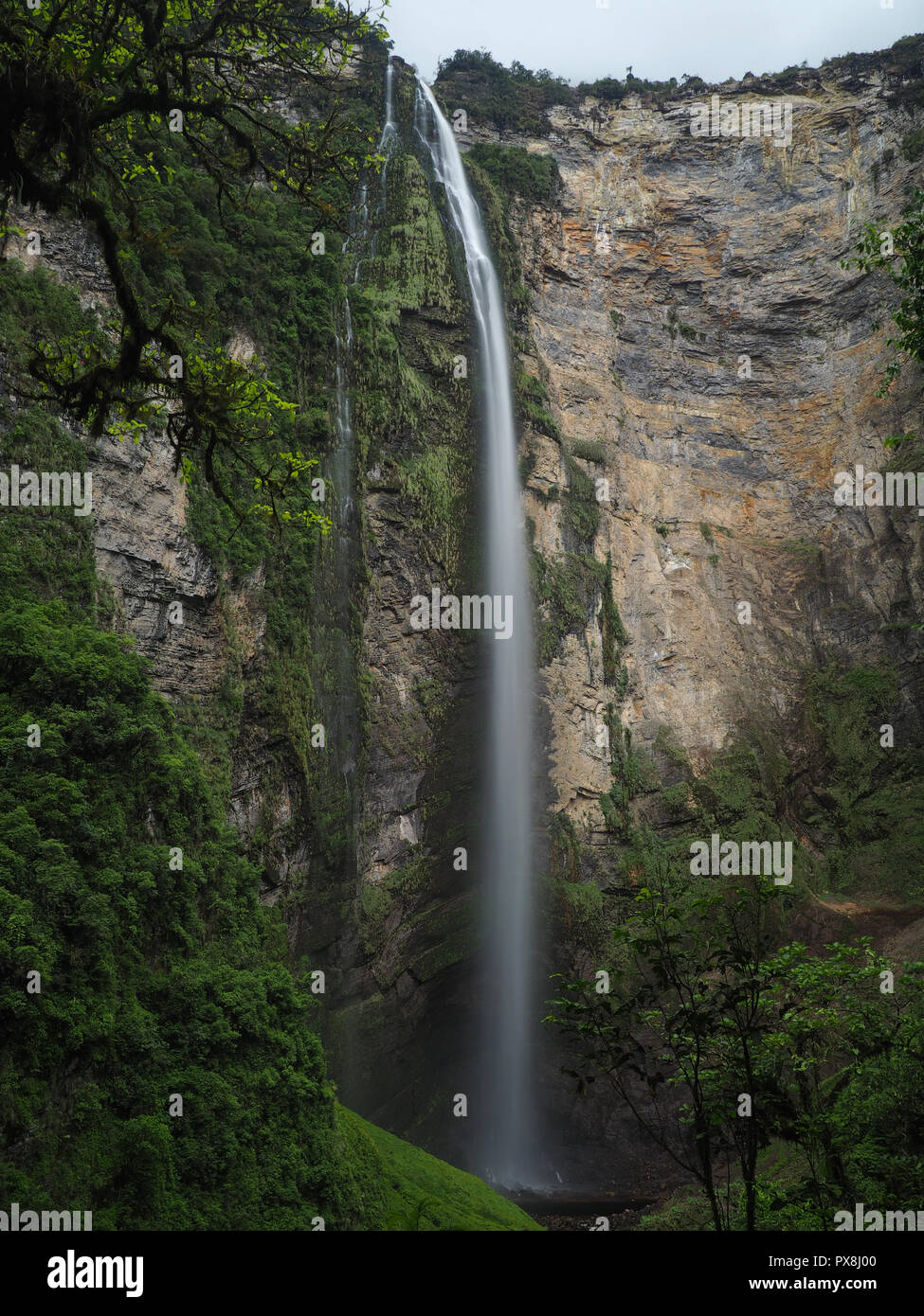 Lange Belichtung Gocta Wasserfall, Chachapoyas, Peru Stockfoto