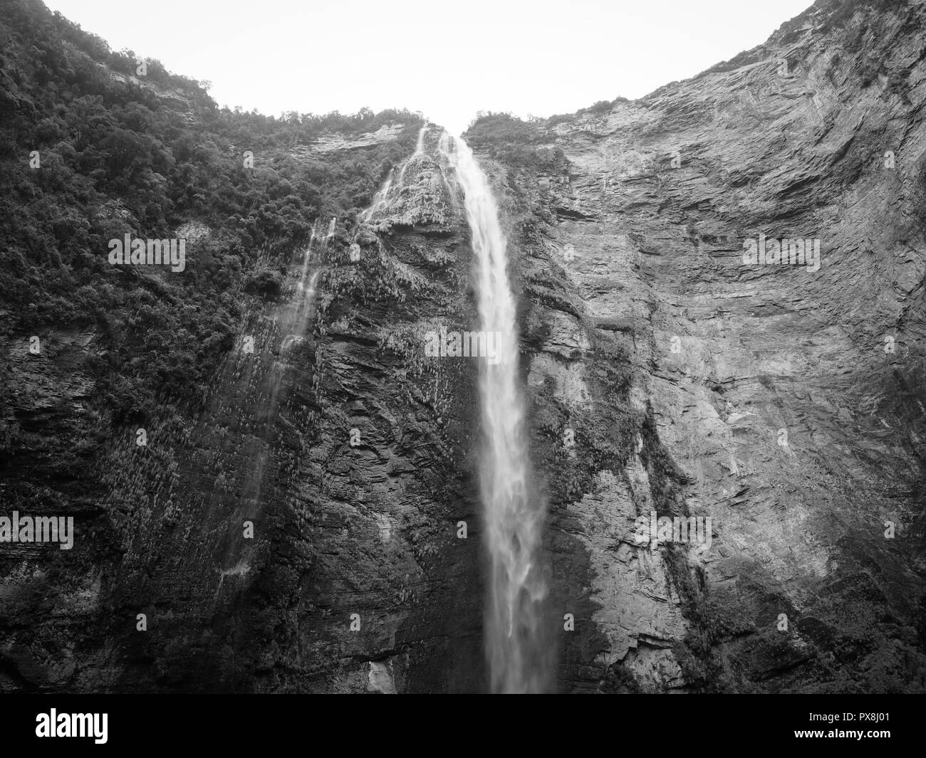 Gocta Wasserfall, Chachapoyas, Peru (schwarz und weiß) Stockfoto