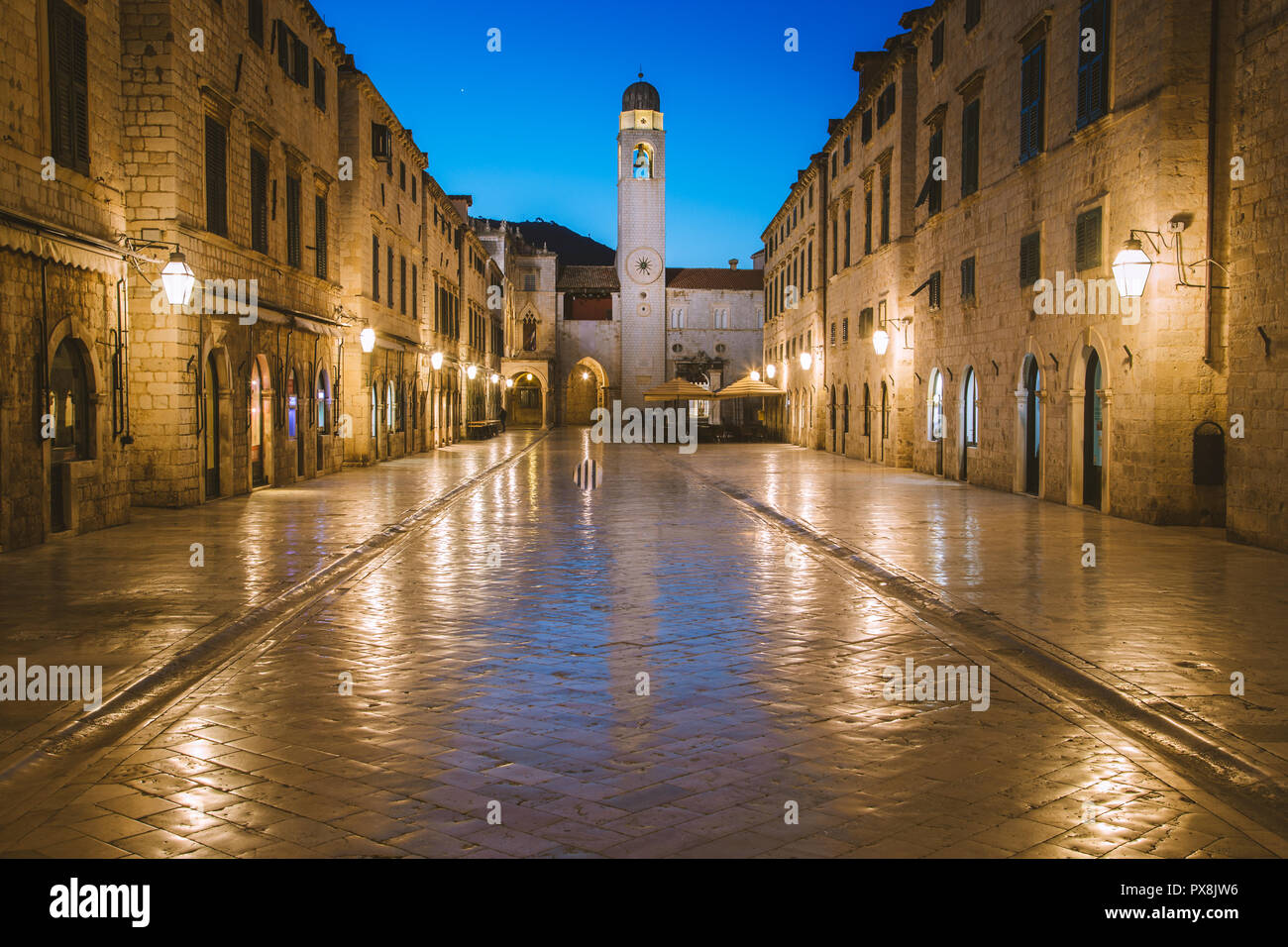 Klassische Panoramablick auf den berühmten Stradun, die Hauptstraße der Altstadt von Dubrovnik, in schöner Morgendämmerung vor Sonnenaufgang in der Morgendämmerung im Sommer Stockfoto