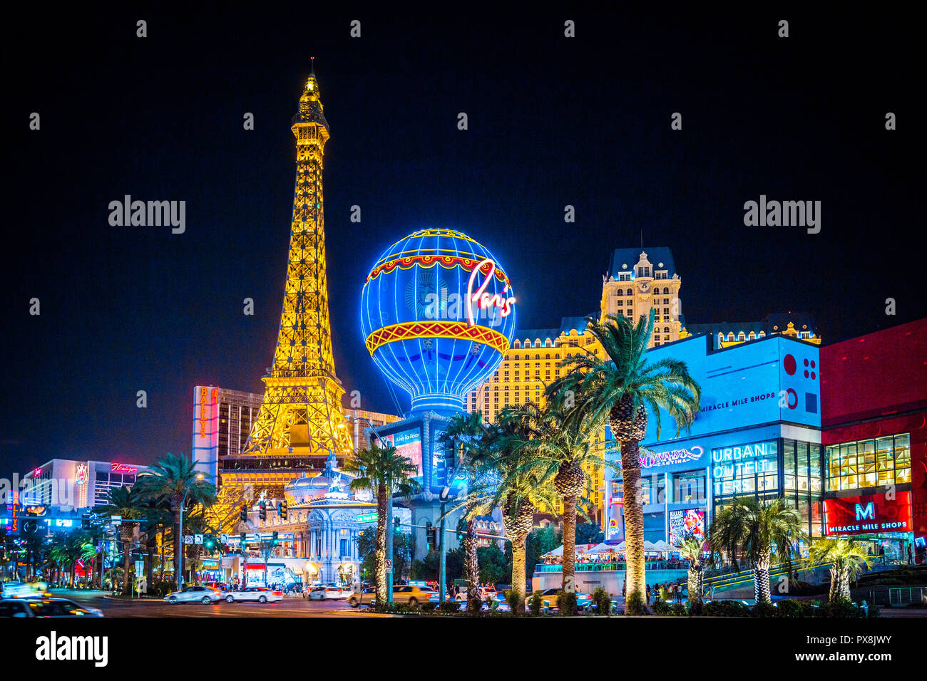 SEPTEMBER 20, 2017 - LAS VEGAS: Klassische Ansicht von bunten Downtown Las Vegas mit berühmten Strip und Paris Las Vegas Hotel und Casino Komplex in der Nacht Stockfoto