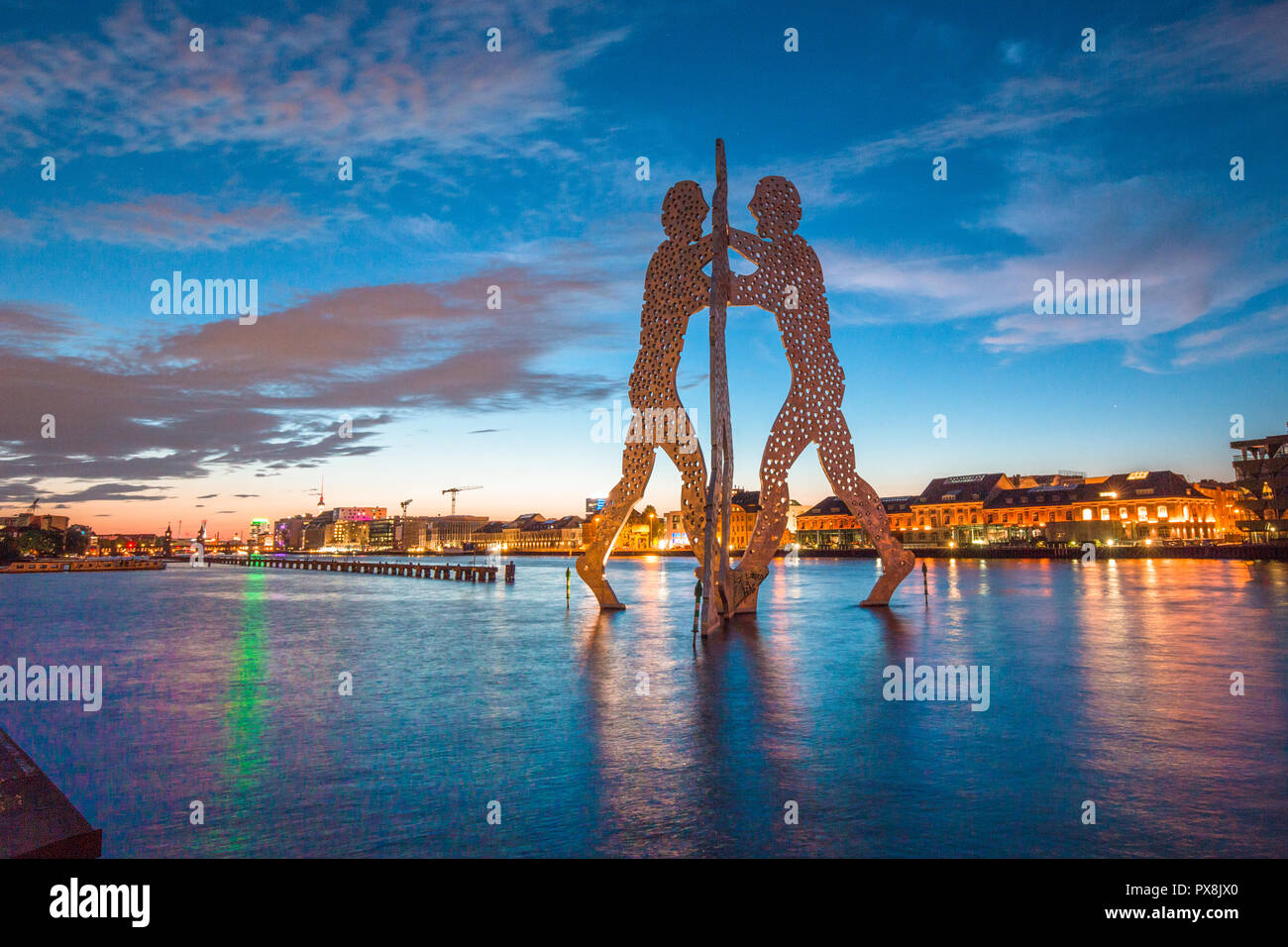 Panoramablick auf Berlin Skyline mit berühmten Molecule Man Skulptur und Spree in schönen Post Sonnenuntergang Dämmerung Dämmerung Stockfoto