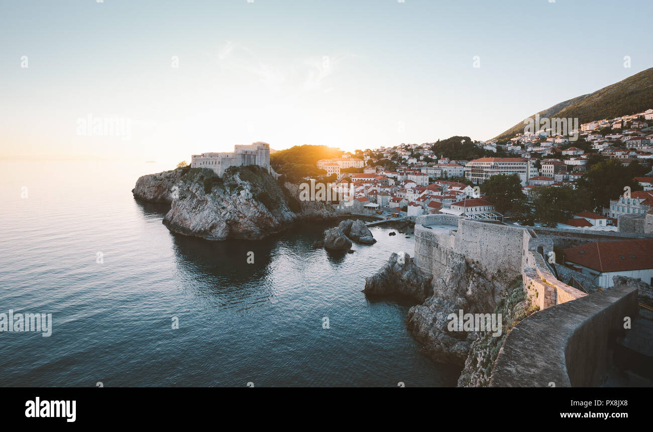 Panoramablick auf die Altstadt von Dubrovnik mit ruhigen Meer in wunderschönen goldenen Abendlicht bei Sonnenuntergang mit blauen Himmel im Sommer, Dalmatien, Kroatien Stockfoto