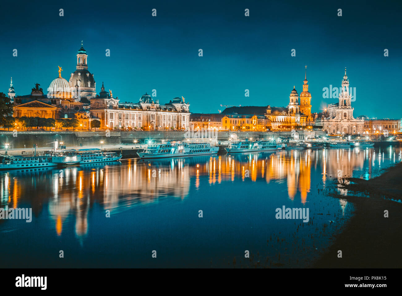 Klassische Dämmerung Blick auf die historische Stadt Dresden in der wunderschönen Elbe während der Blauen Stunde in der Dämmerung, Sachsen, Deutschland widerspiegelt. Stockfoto