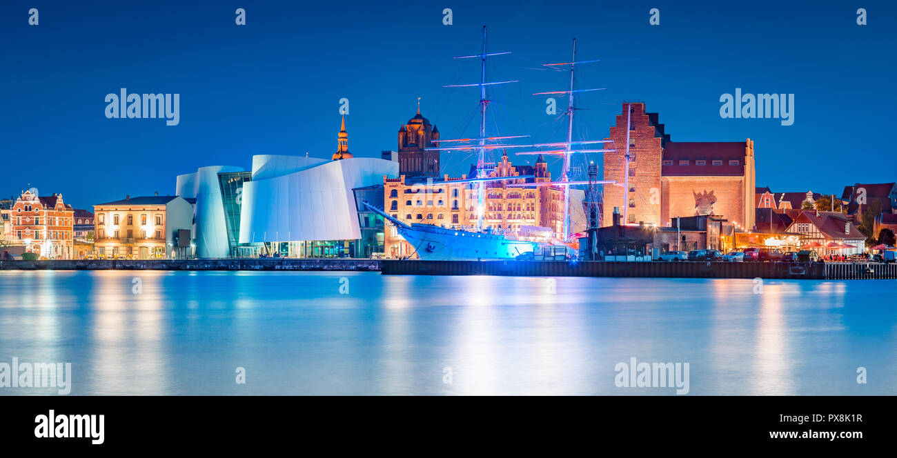Klassische Panoramablick auf die Hansestadt Stralsund während der Blauen Stunde in der Dämmerung, Mecklenburg-Vorpommern, Deutschland Stockfoto