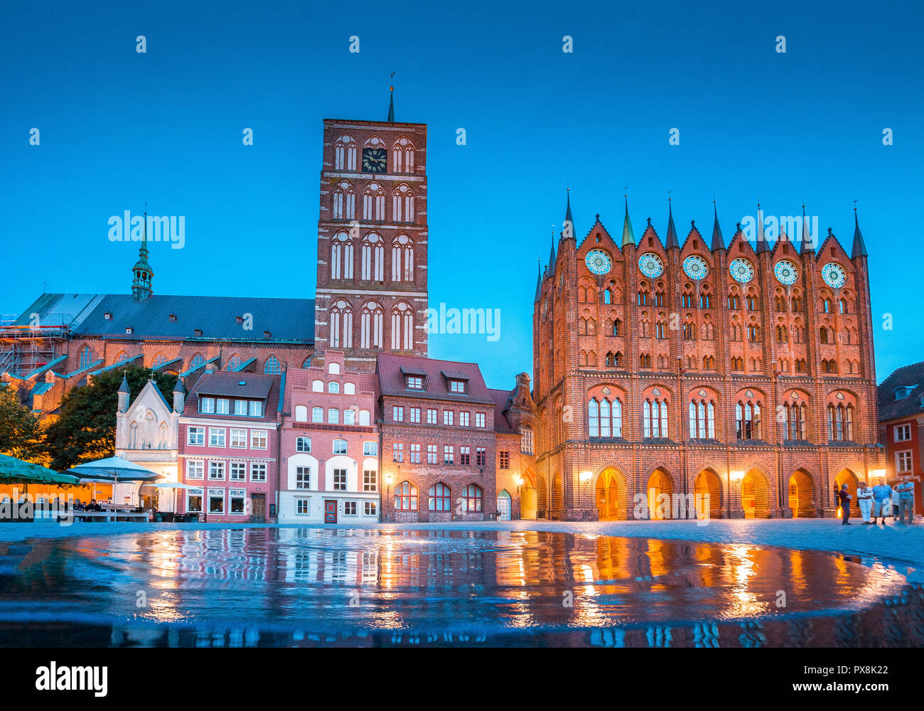 Klassische Dämmerung Blick auf die Hansestadt Stralsund während der Blauen Stunde in der Dämmerung, Mecklenburg-Vorpommern, Deutschland Stockfoto