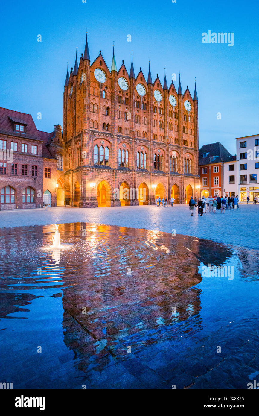 Klassische Dämmerung Blick auf die Hansestadt Stralsund während der Blauen Stunde in der Dämmerung, Mecklenburg-Vorpommern, Deutschland Stockfoto