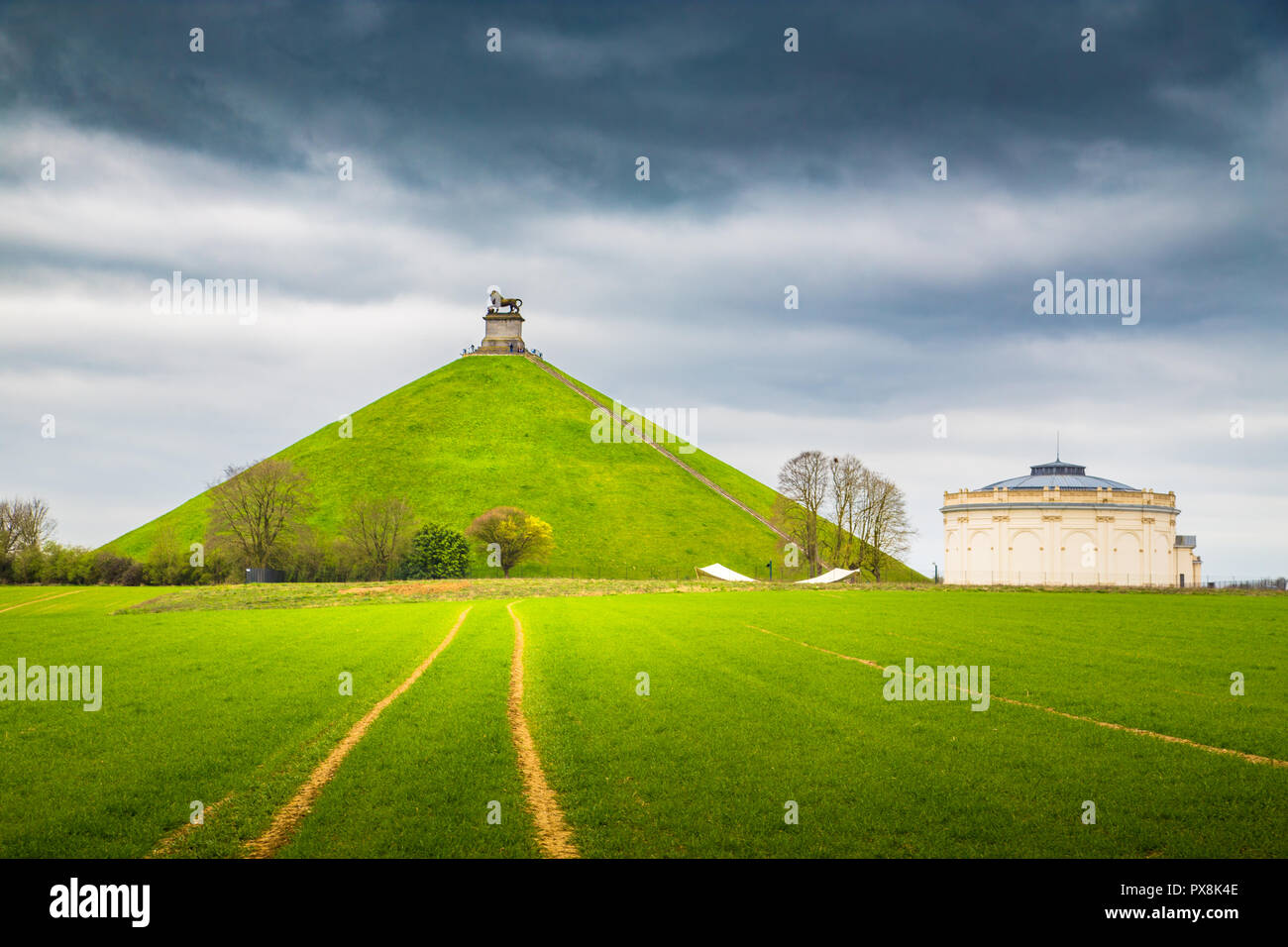 Panorama Blick auf den berühmten Löwen Damm (Butte du Lion) Gedenkstätte, einer konischen künstlichen Hügel in der Gemeinde von Braine-l'Alleud comemmora Stockfoto