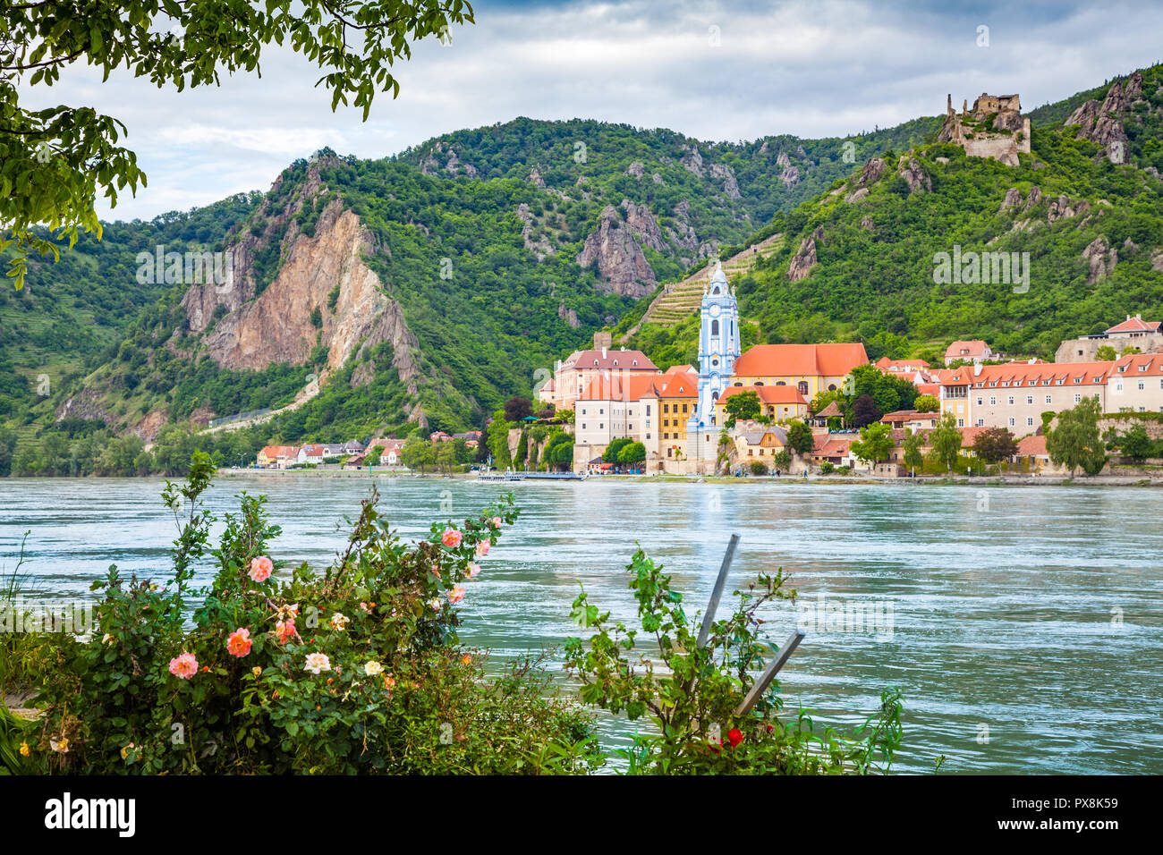 Schöne Landschaft mit der Stadt Dürnstein und Donau in der Wachau, Niederösterreich Stockfoto